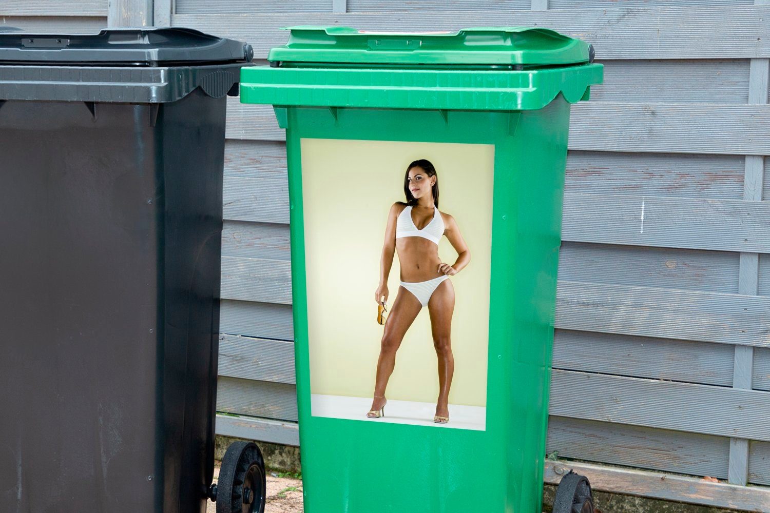 Container, MuchoWow mit Mülleimer-aufkleber, Mülltonne, Abfalbehälter in weißen einem Frau Absätzen (1 St), Sticker, Bikini Wandsticker