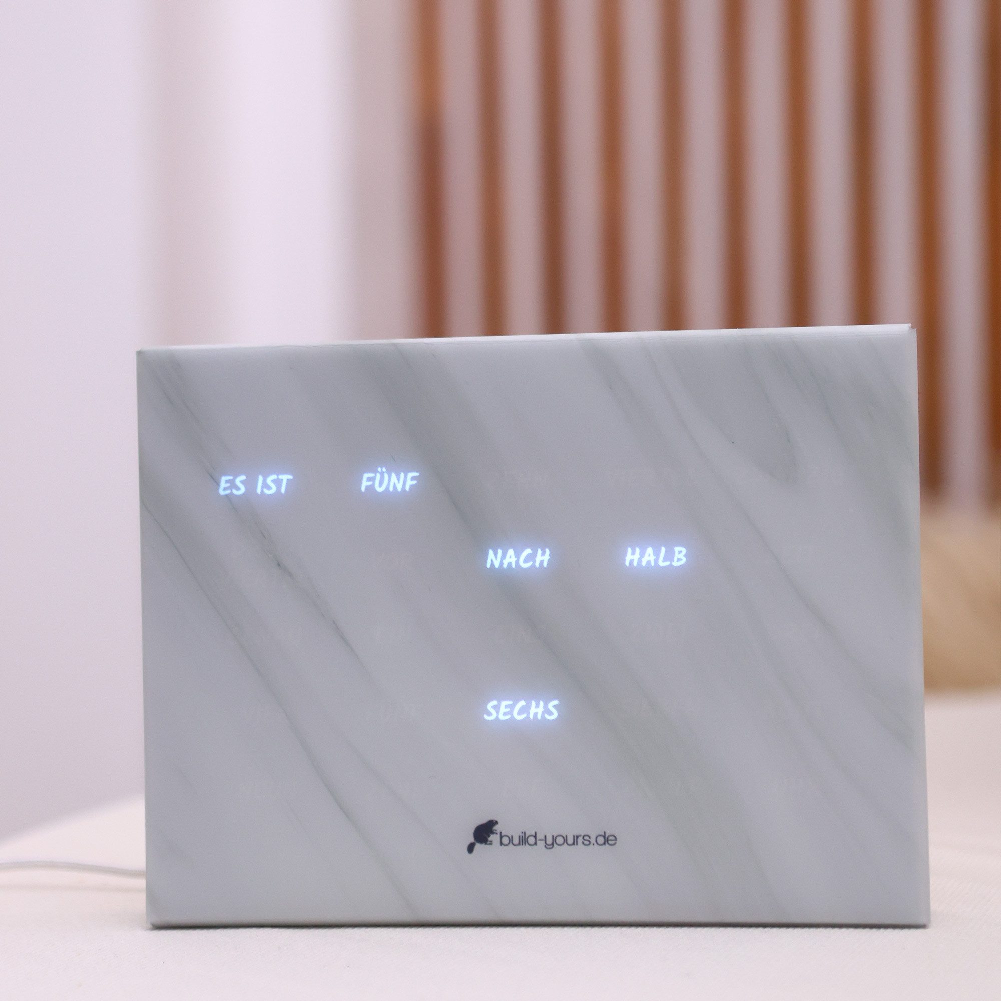 build-yours.de Standuhr BoxClock PLA - Die Wortuhr für den Schreibtisch - LED Standuhr