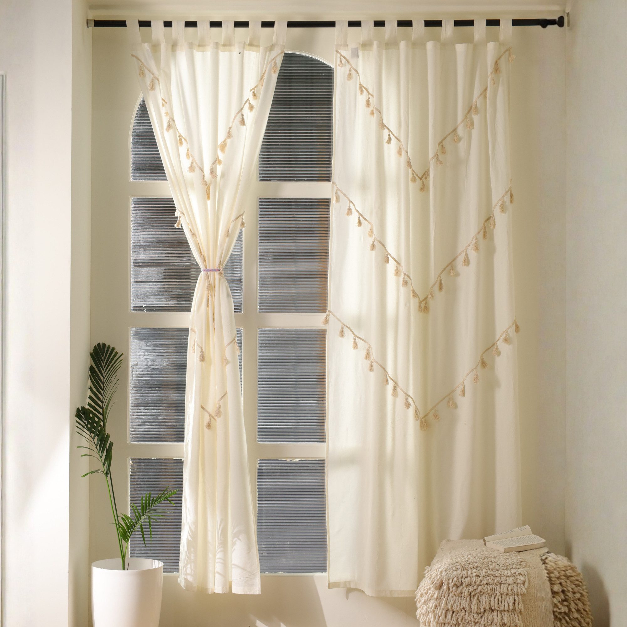 Karmandala Gardine Boho Vorhang mit Quasten Einfarbige Gardinen mit Fransen 2er-Set, Schlaufen, Moderne Boho Gardinen aus Baumwolle, Vorhang Set mit Aufhängesch – Bild 3 von 5