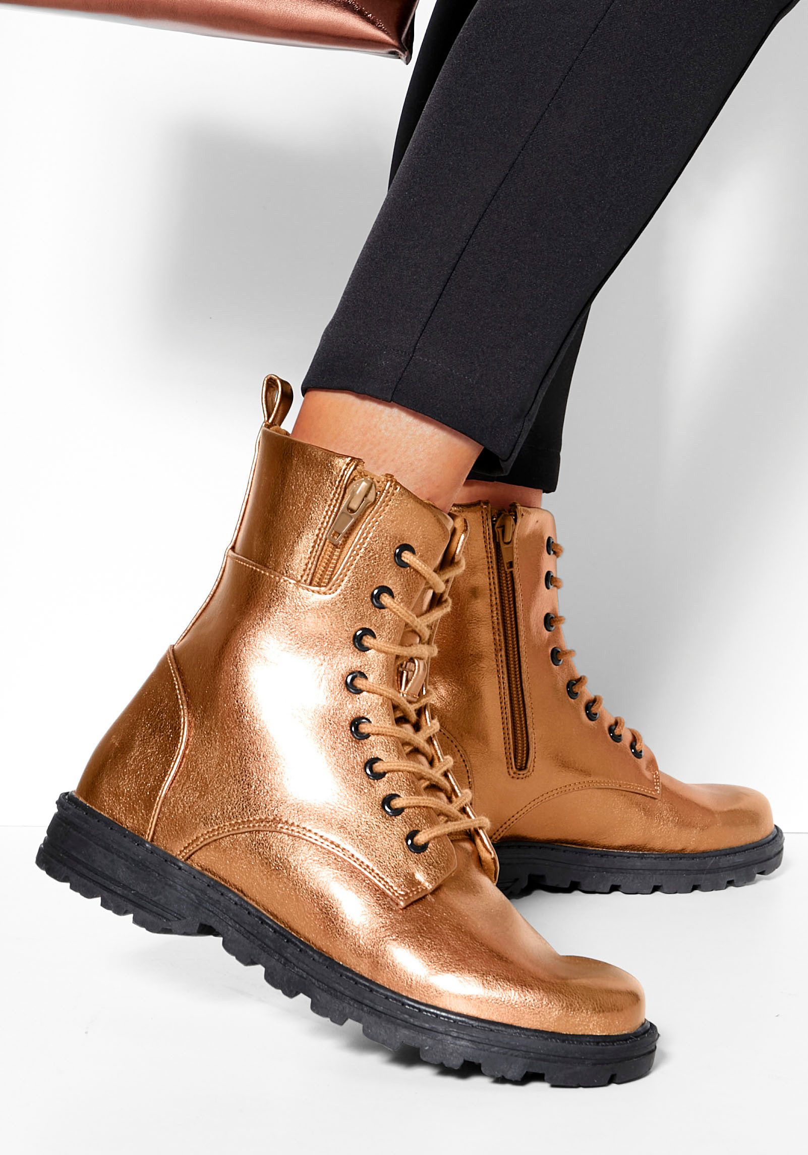 LASCANA Stiefelette im angesagten Metallic-Look, Stiefel, Boots VEGAN günstig online kaufen