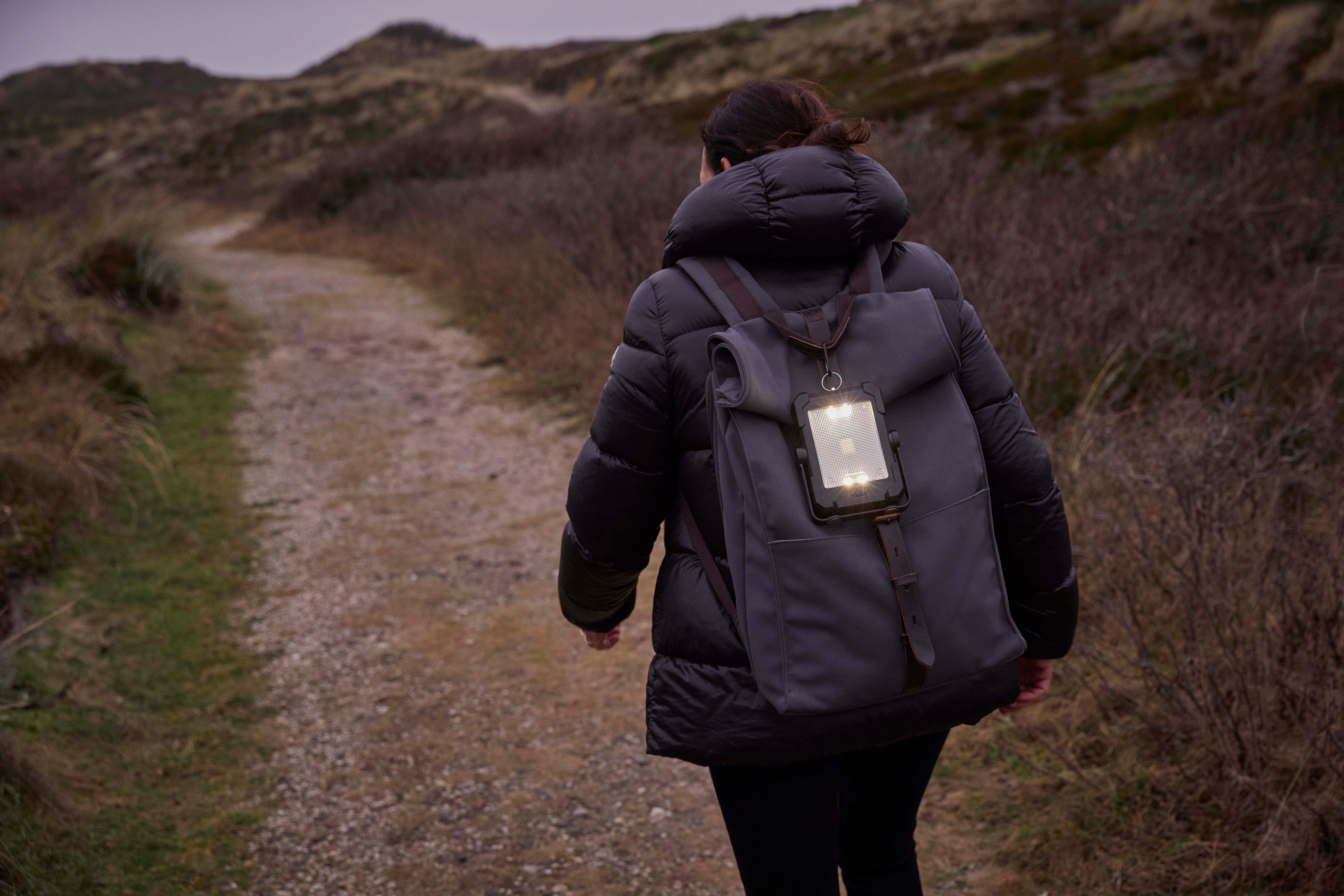 Northpoint Outdoor mit Arbeitsleuchte Funktion 10000mAh wasserfest Solar Powerbank – Bild 4 von 5