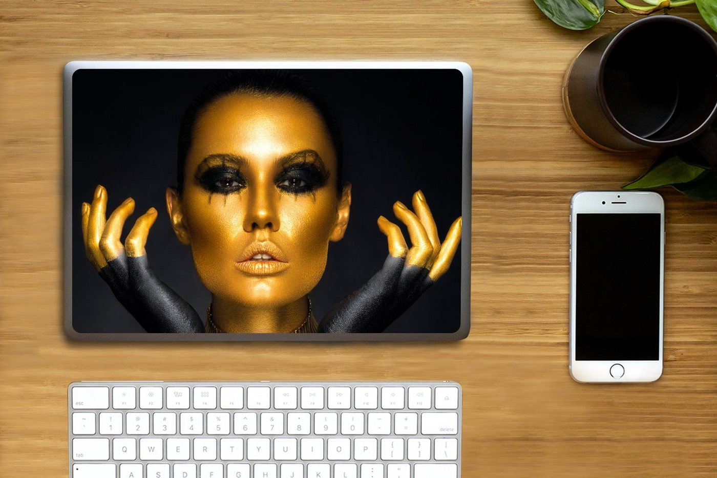 Thumbnail - MuchoWow Laptop-Aufkleber Frau - Porträt - Gold - Luxus - Schwarz
