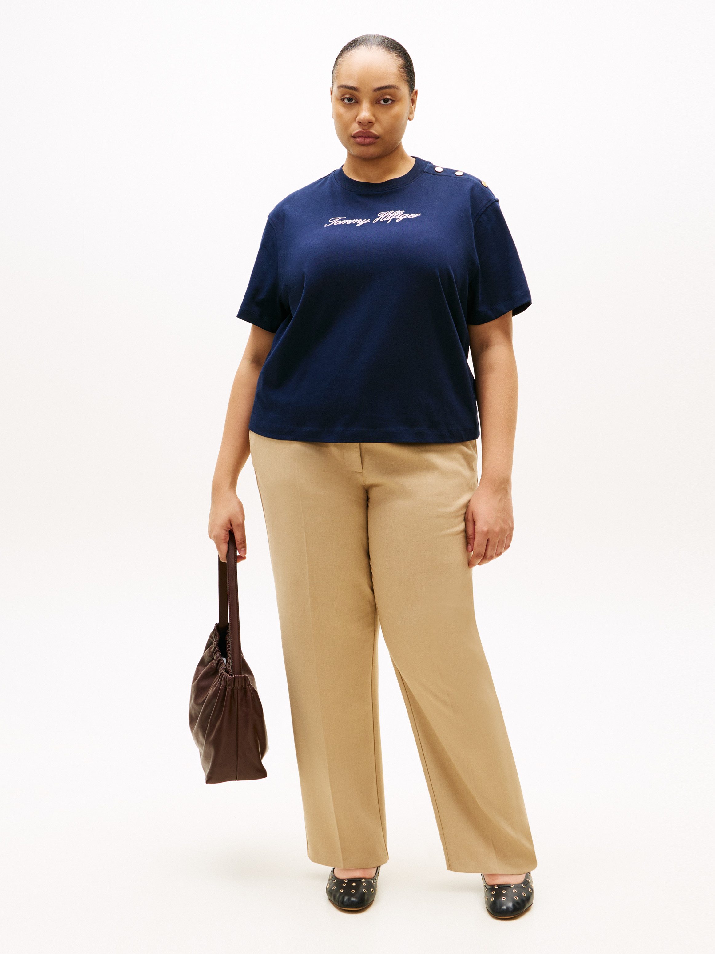 Tommy Hilfiger Curve Kurzarmshirt CRV GOLD BTN SCRIPT MDRN SS TEE in großen Größen, mit goldfarbenen Knöpfen