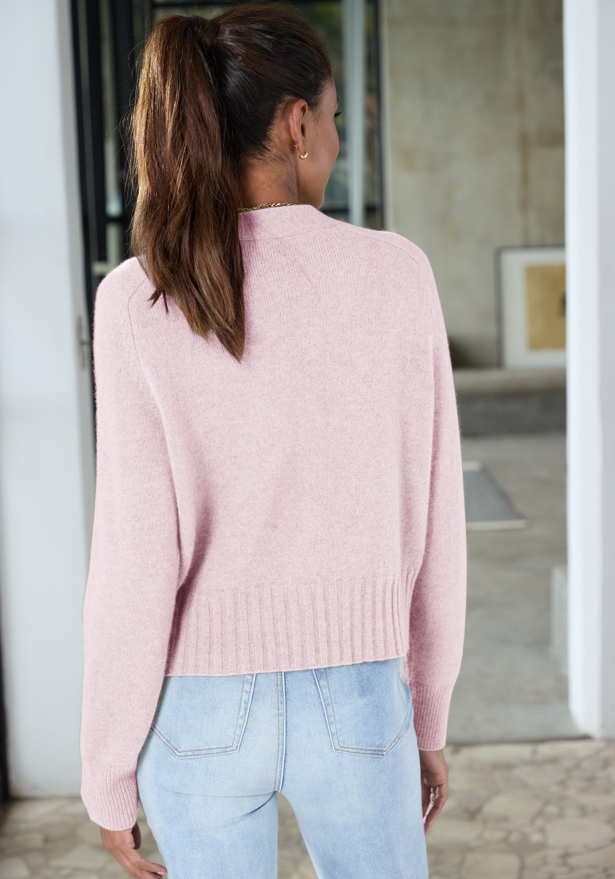LASCANA Strickjacke mit V-Ausschnitt aus superweichem Kaschmir Kuschelige Kaschmirstrickjacke, kurzer Cardigan, casual, Basic – Bild 3 von 5