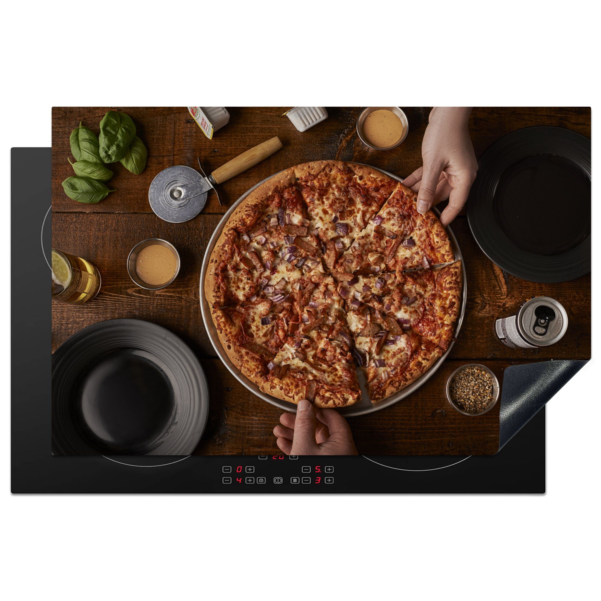 MuchoWow Herdblende-/Abdeckplatte Pizza an einem gefüllten Tisch, Vinyl, (1 tlg), 81x52 cm, Induktionskochfeld Schutz für die küche, Ceranfeldabdeckung