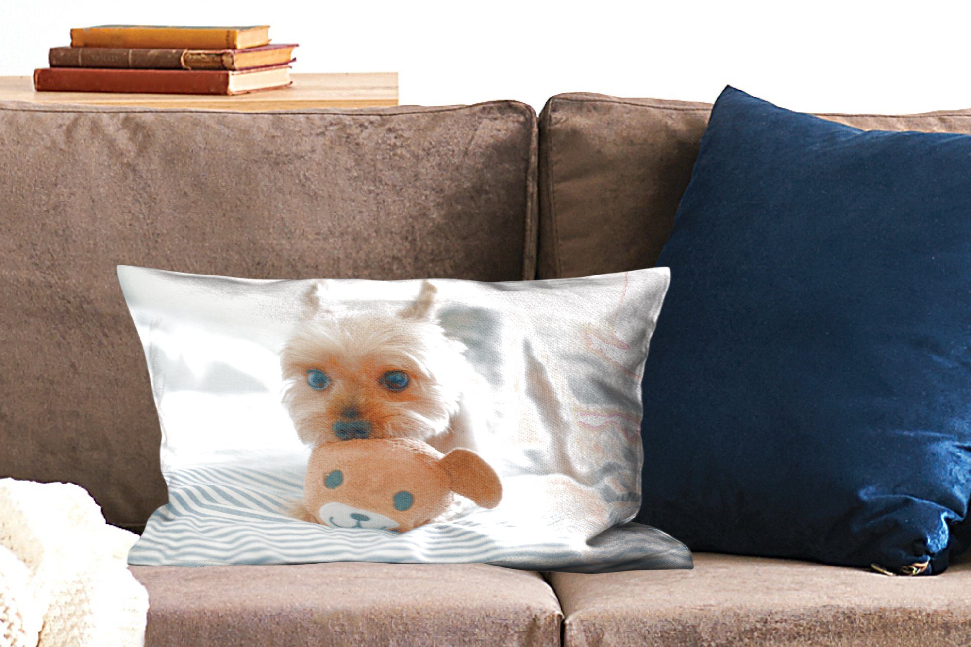 Spielzeug, Dekoration, mit MuchoWow Terrier mit Der Schlafzimmer Füllung, Zierkissen, Dekokissen Wohzimmer Dekokissen Yorkshire spielt