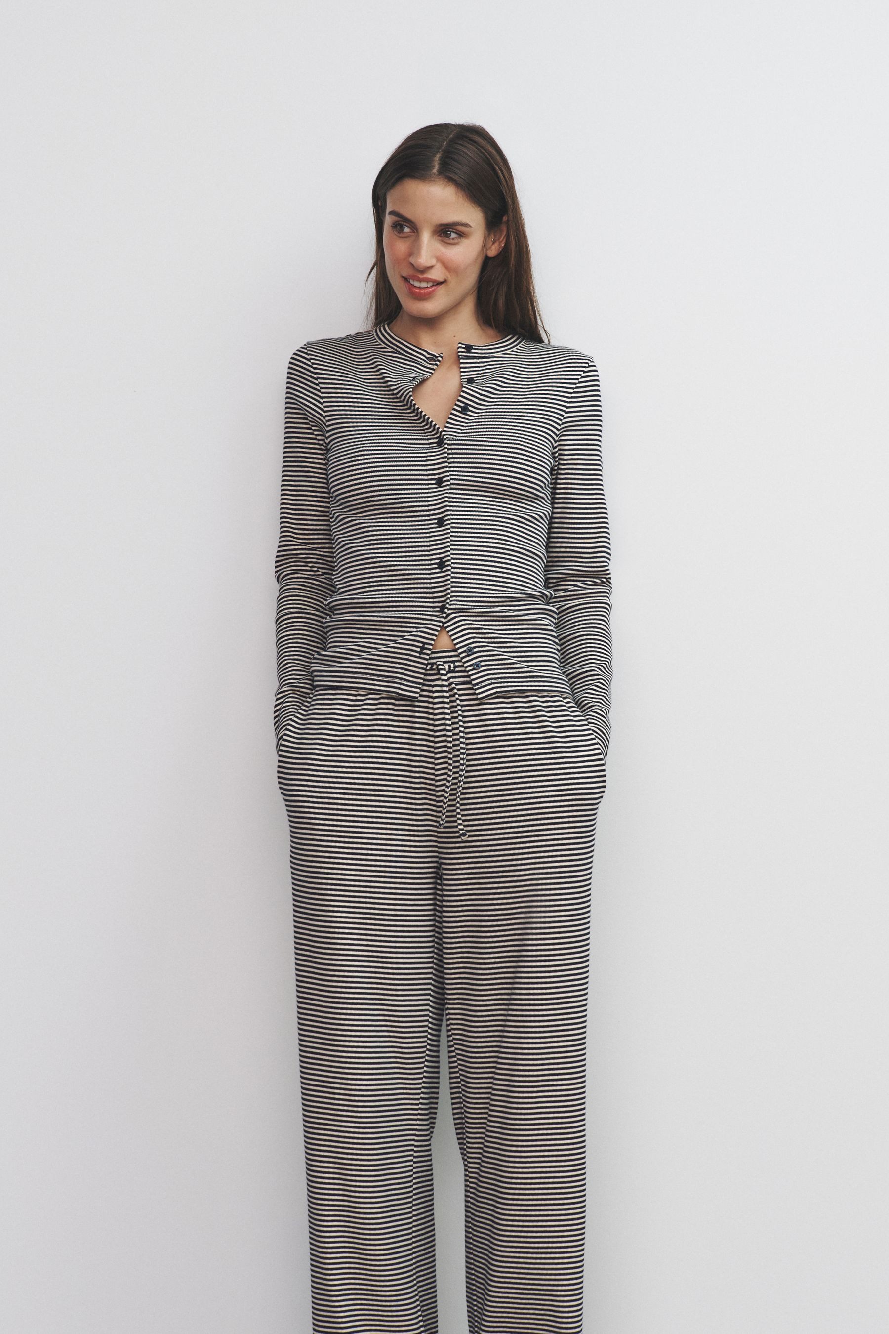 The Set Top & Hose The Set Langarmshirt und Hose mit Kordelzug (2-tlg) – Bild 4 von 5