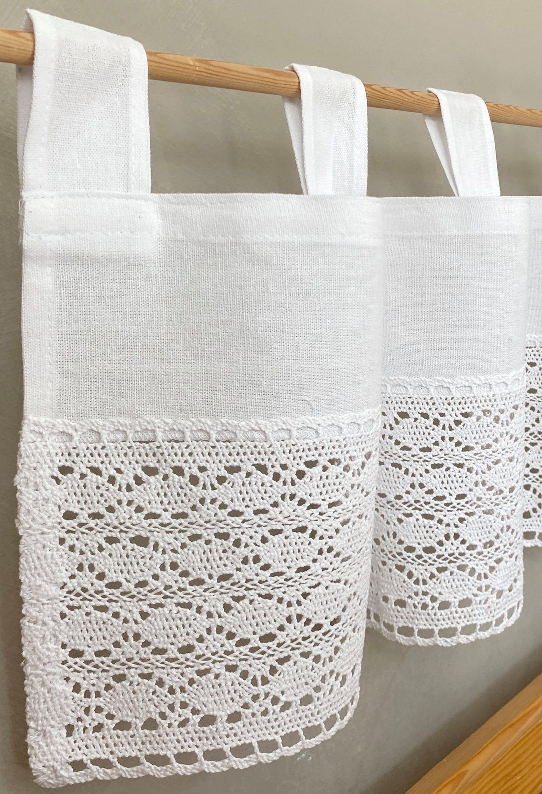 heimtexland Scheibengardine Deko Set Häkelspitze Gardine Kissen Tischdecke (1 St), Schlaufen, blickdicht, Boho Scheibengardine Makramee Spitze Häkel Bistrogardine