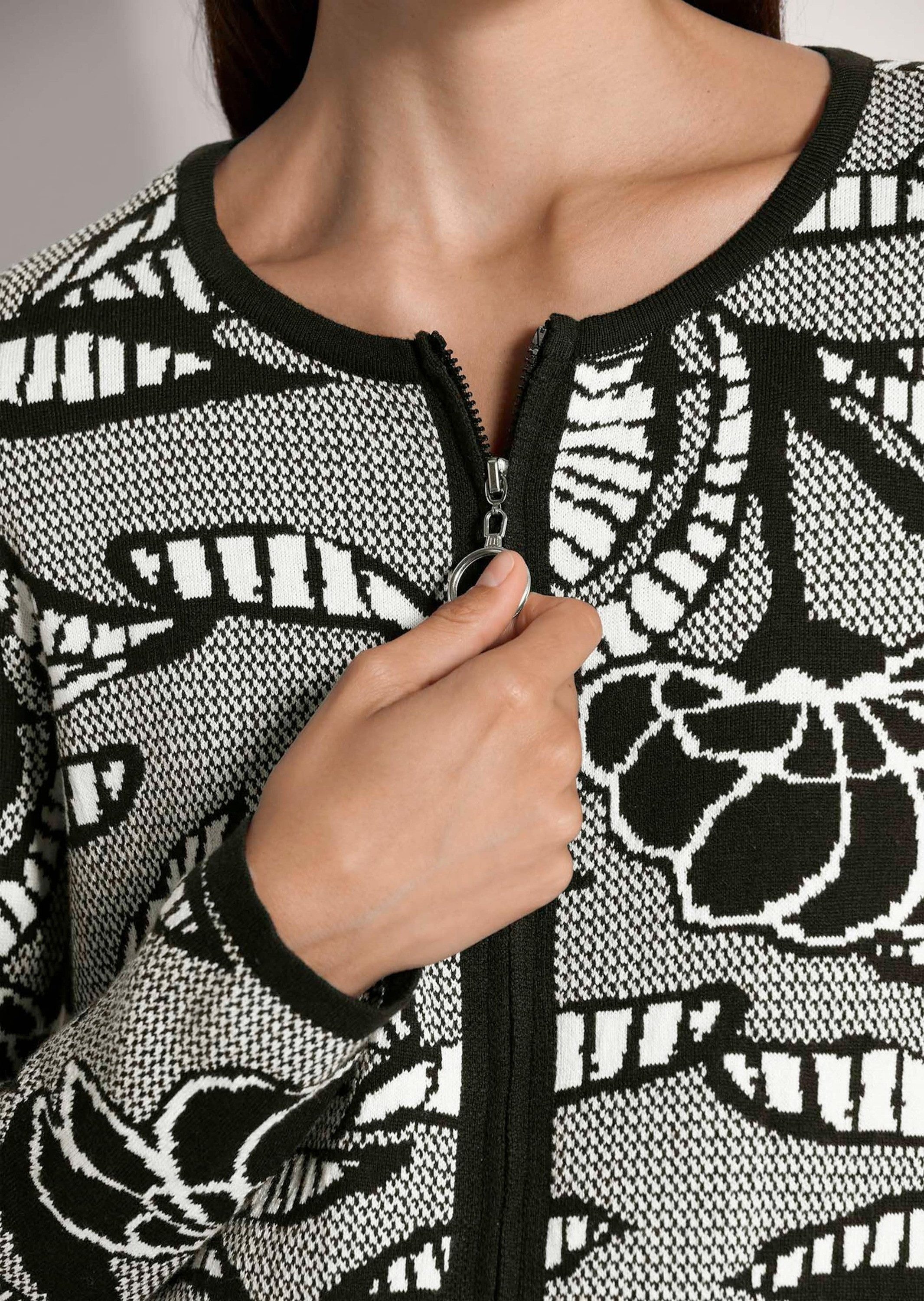 MADELEINE Strickjacke Elegante Jacke im Jacquard-Feinstrick, Musterung Kontrastreiche Strickjacke mit Jacquard-Muster, Rundhalsausschnitt