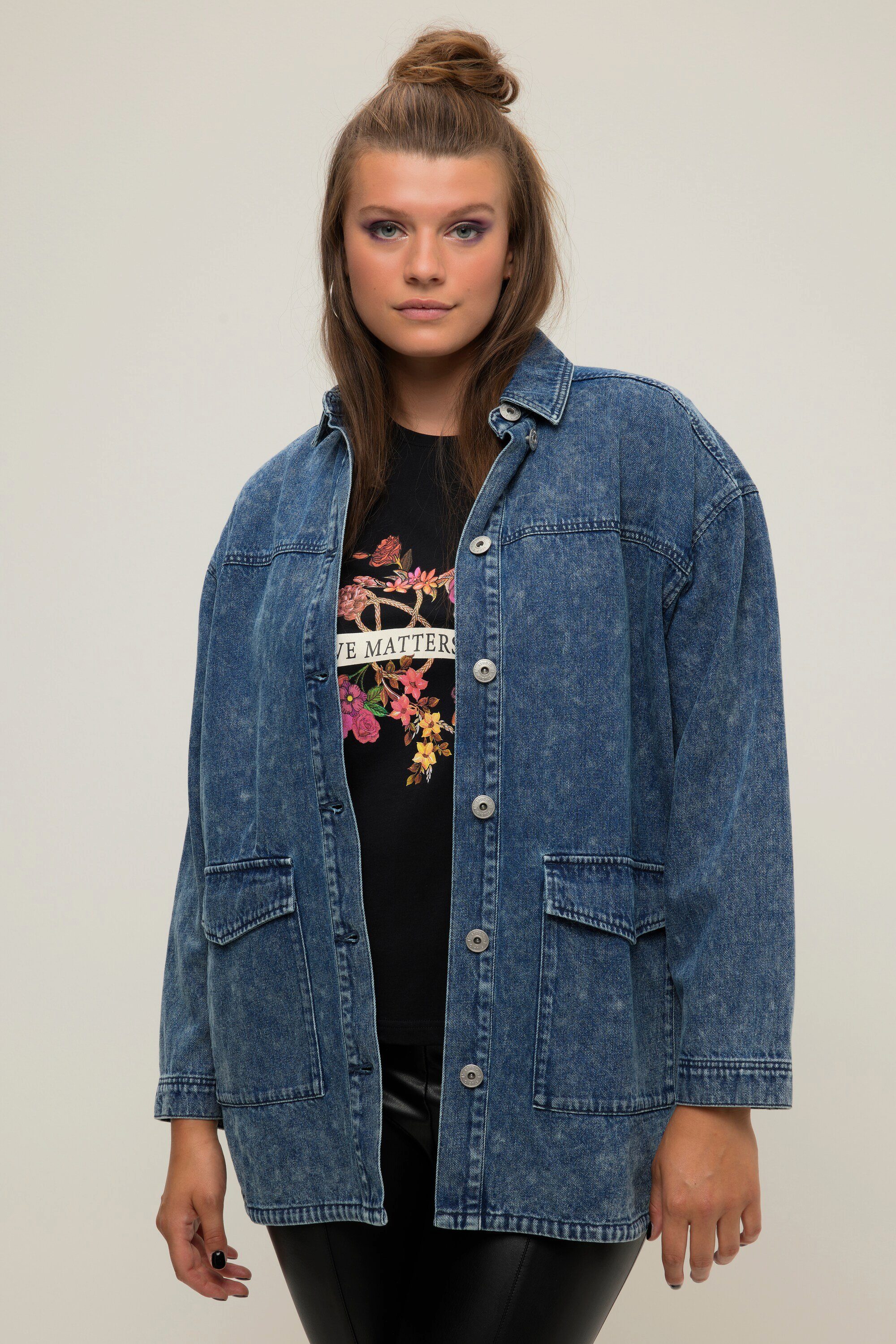 blue Untold Jeanshemd denim Klappentaschen Hemdbluse Hemdkragen oversized Studio