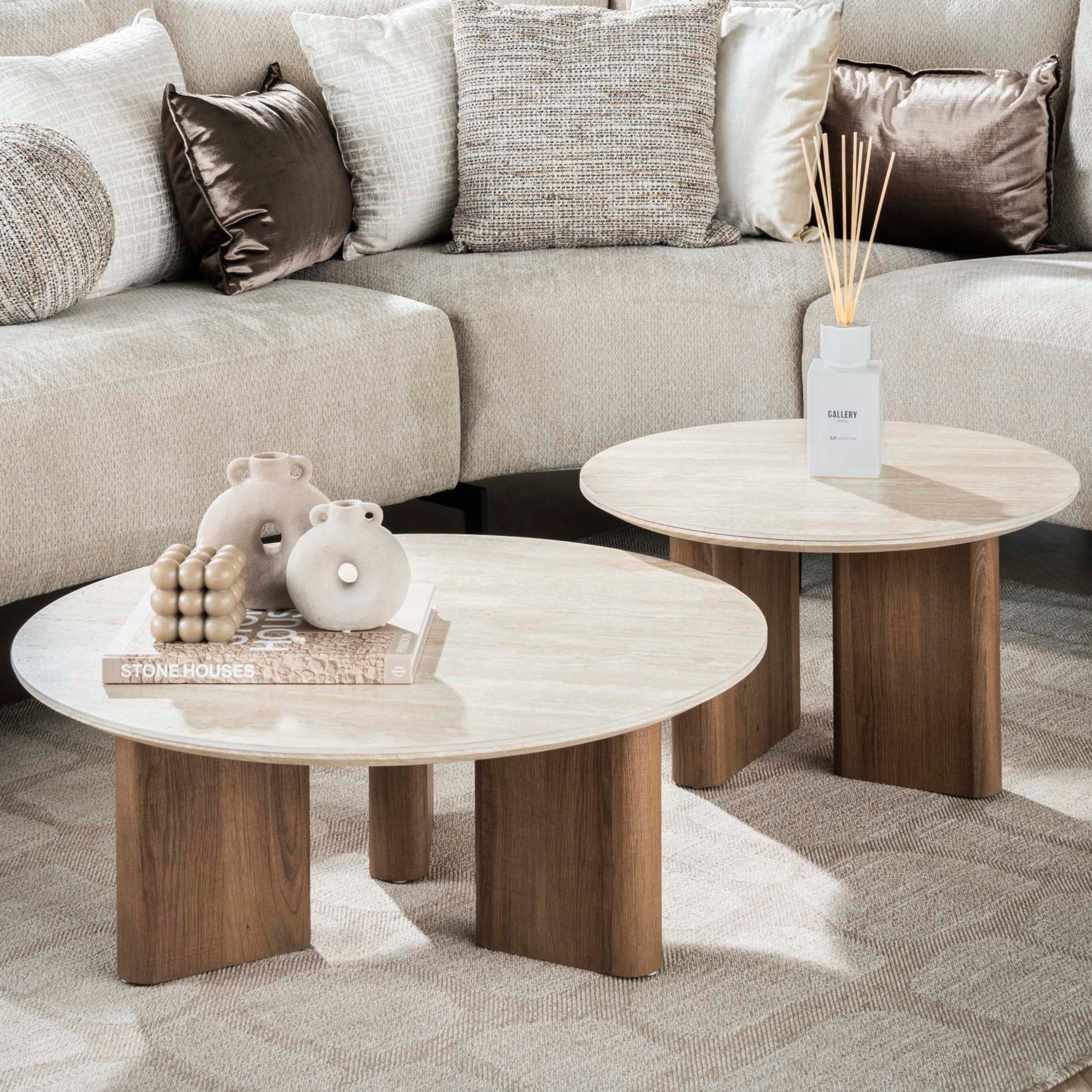 alesvelt Couchtisch Set ROMANO SCULTURA 2-teilige runde Satztische mit Panel-Beinen (2er-Set), 76x30 cm, 58x35 cm, Keramik, Travertin-Design, Eichenoptik