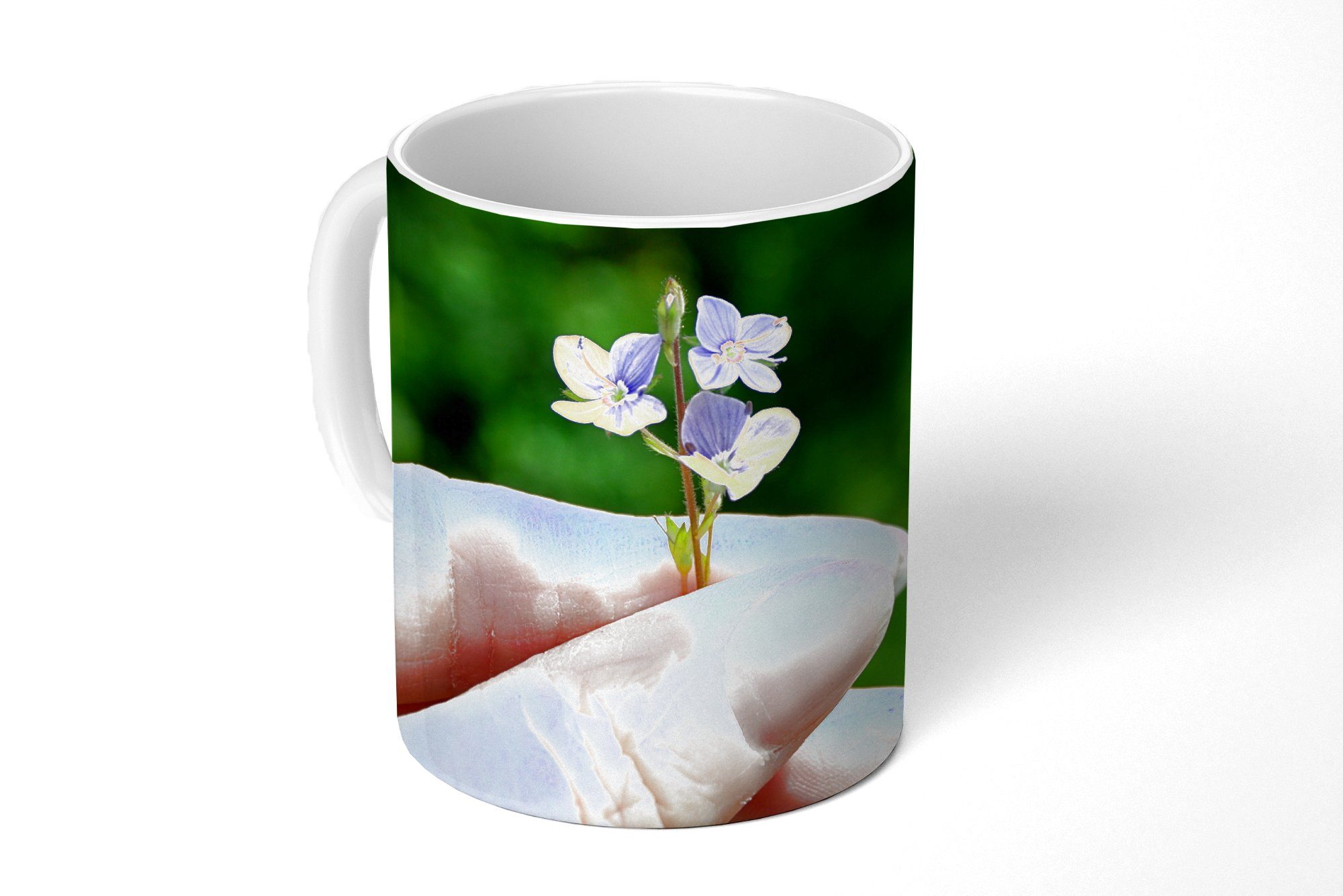 MuchoWow Tasse Vergissmeinnicht in der Hand einer Frau, Keramik, Kaffeetassen, Teetasse, Becher, Teetasse, Geschenk