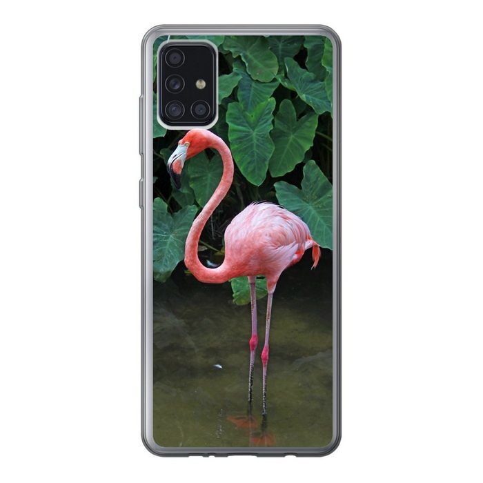 MuchoWow Handyhülle Ein Flamingo steht im seichten Wasser Handyhülle Samsung Galaxy A52 5G Smartphone-Bumper Print Handy