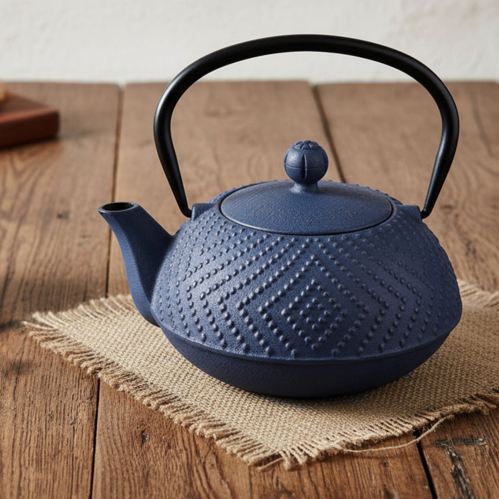 AROMELIO Teekanne Teekanne aus Gusseisen mit Sieb KAMIN, 900 ml