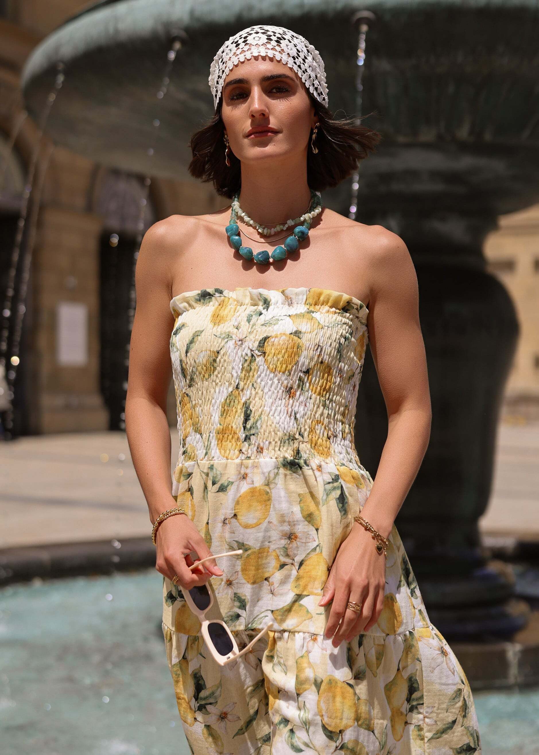 SASSYCLASSY Maxikleid Gesmoktes Musselin Bandeau Kleid Damen Luftiges Maxikleid mit Lemon-Print und fließendem Stufenrock Gelb – Bild 5 von 5