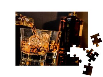 puzzleYOU Puzzle Einschenken von Whiskey in Glas auf Tisch, 48 Puzzleteile, puzzleYOU-Kollektionen Whisky