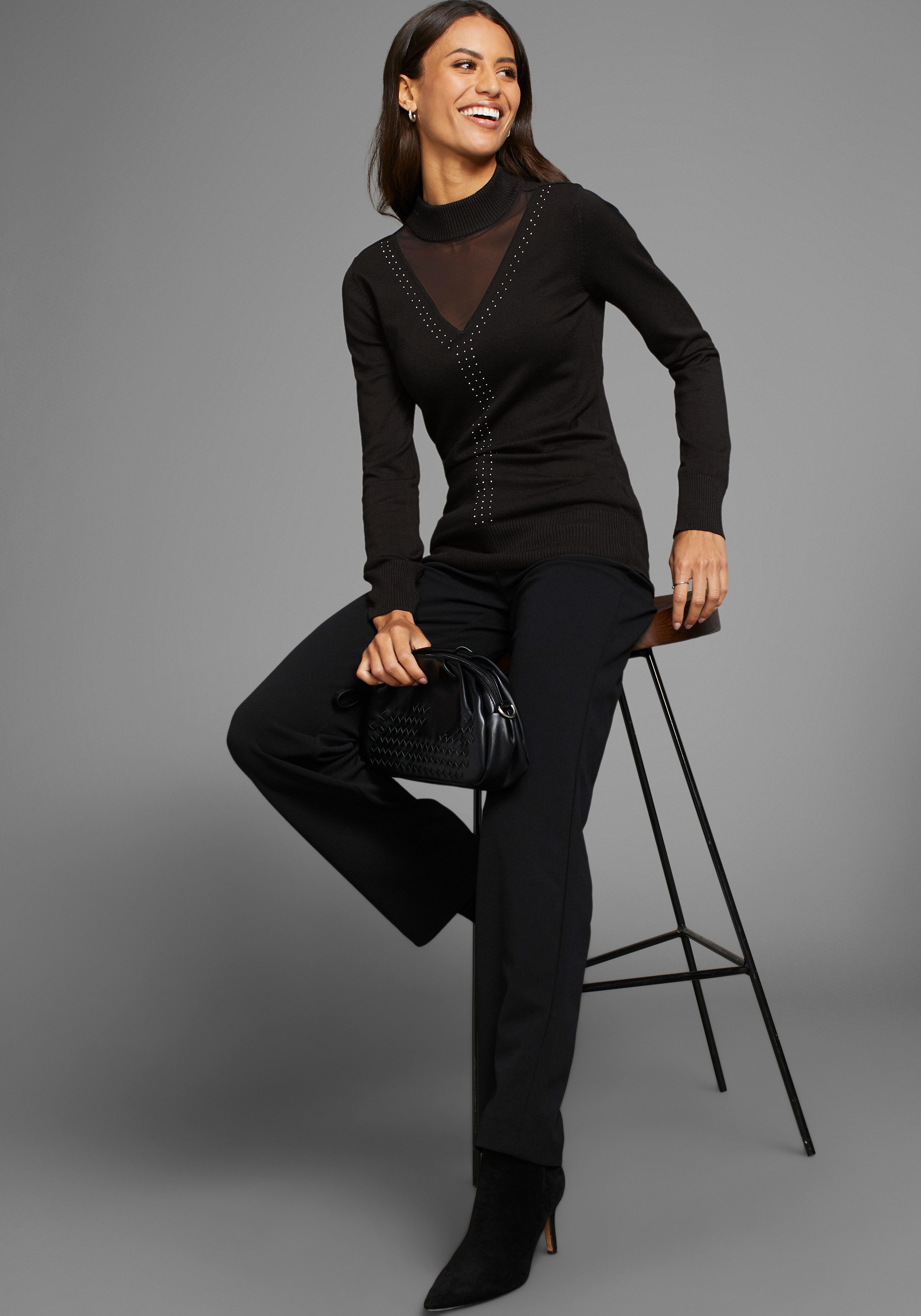 Laura Scott Stehkragenpullover mit glitzernden Ziersteinen und Mesh-Applikation – Bild 5 von 5