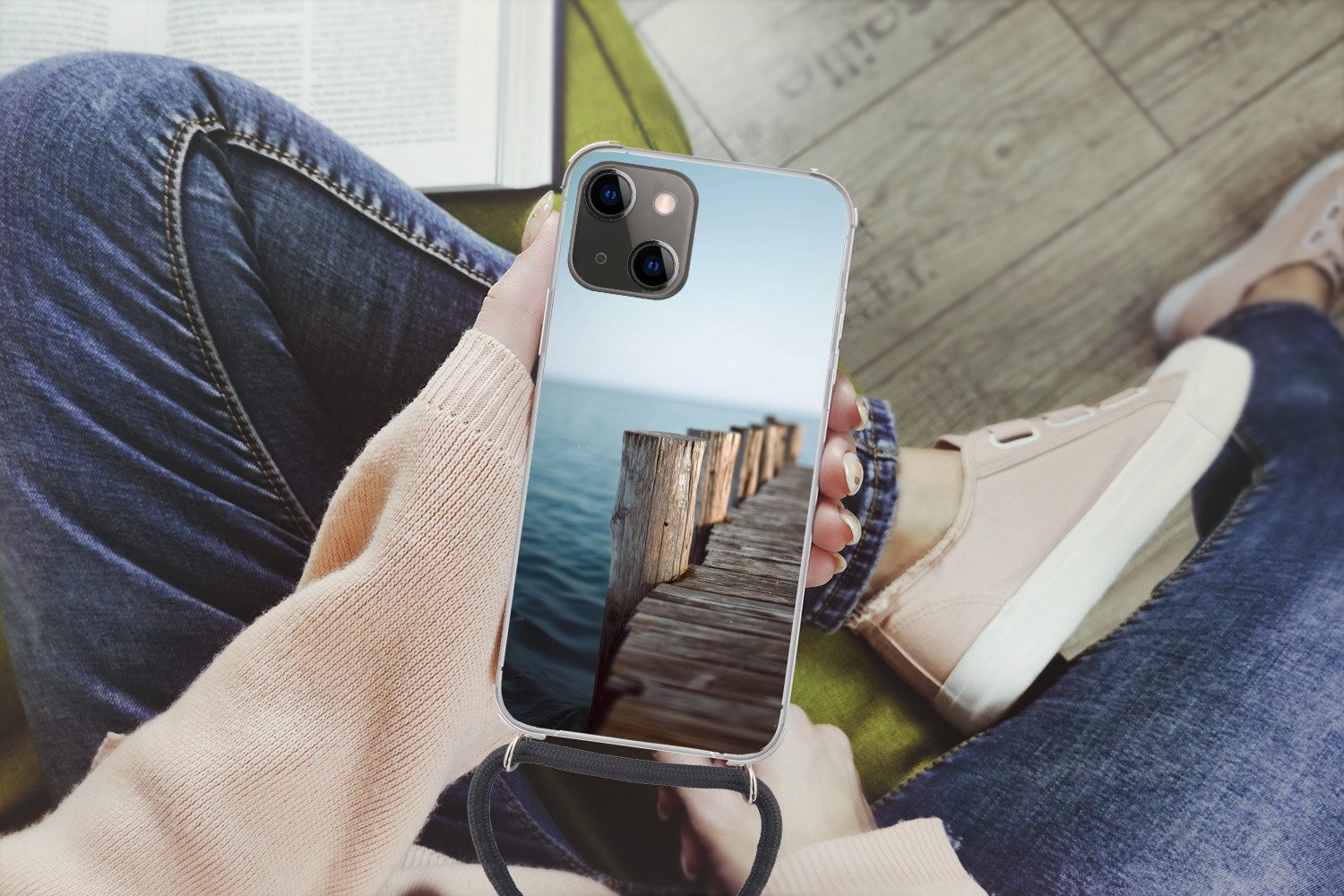 MuchoWow Handyhülle für Apple iPhone 13 Mini Hölzernes Gerüst - Strahlend blauer Himmel, Tragbare Handyhüllen mit Kette zum umhängen, Handykette Handyband