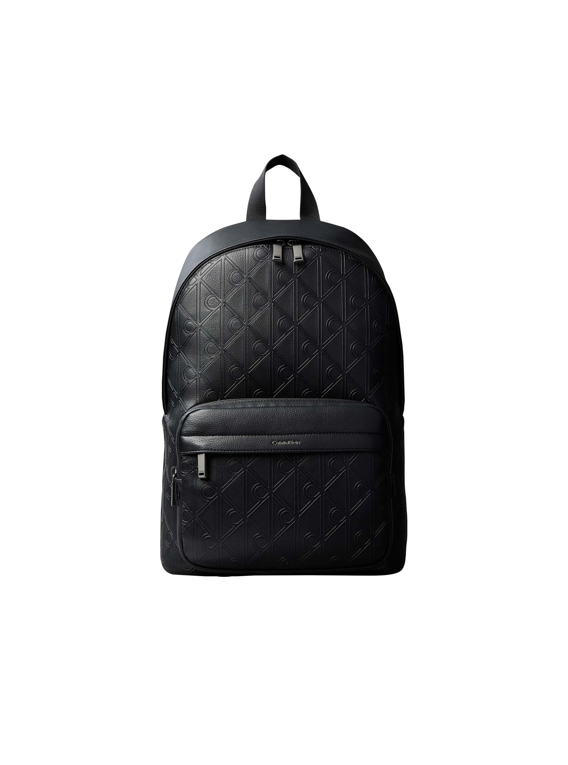 Calvin Klein Rucksack EMBLEM AOP DEBOSS ROUND BACKPACK, Unisex Cityrucksack, Freizeitrucksack mit fortlaufenden CK-Logos