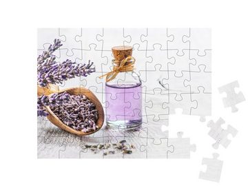 puzzleYOU Puzzle Hübsche Glasflasche mit Lavendeltinktur, 48 Puzzleteile, puzzleYOU-Kollektionen Lavendel, Blumen & Pflanzen