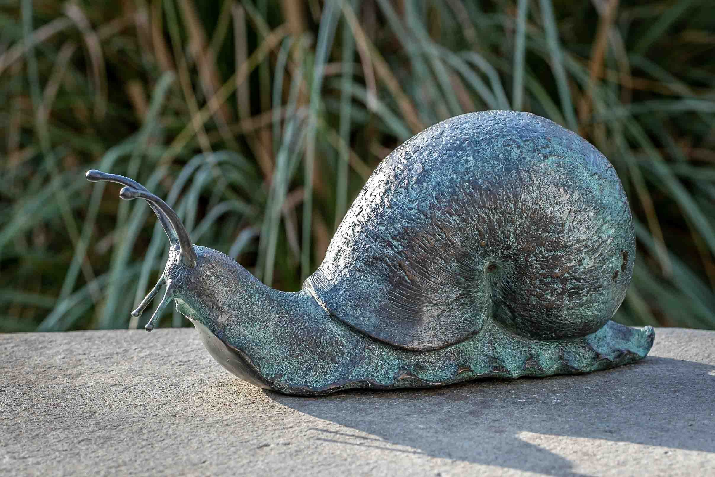 IDYL Gartenfigur IDYL Bronze-Skulptur Schnecke grün, Bronze – sehr robust – Langlebig – witterungsbeständig gegen Frost, Regen und UV-Strahlung. Die Modelle werden in Wachsausschmelzverfahren in Bronze gegossen und von Hand patiniert.