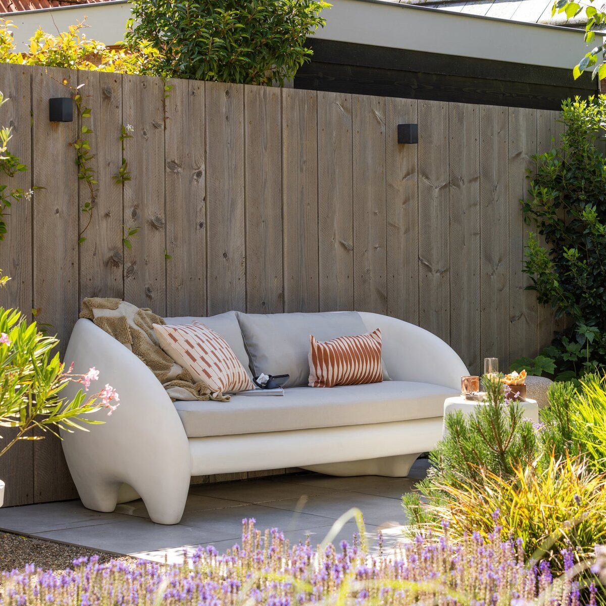 WOOOD Gartensofa, Veredelt in einer frischen, natürlichen Farbe, wasserabweisend