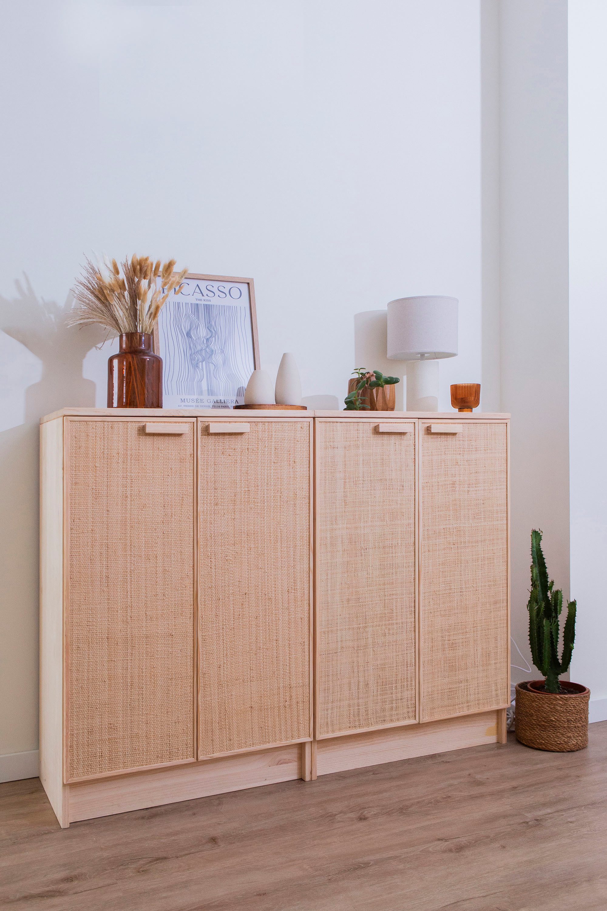 Astigarraga Kit Line Kommode Vollholzkommode "AURA" mit zwei Türen, Naturraffia, Kiefervollholz
