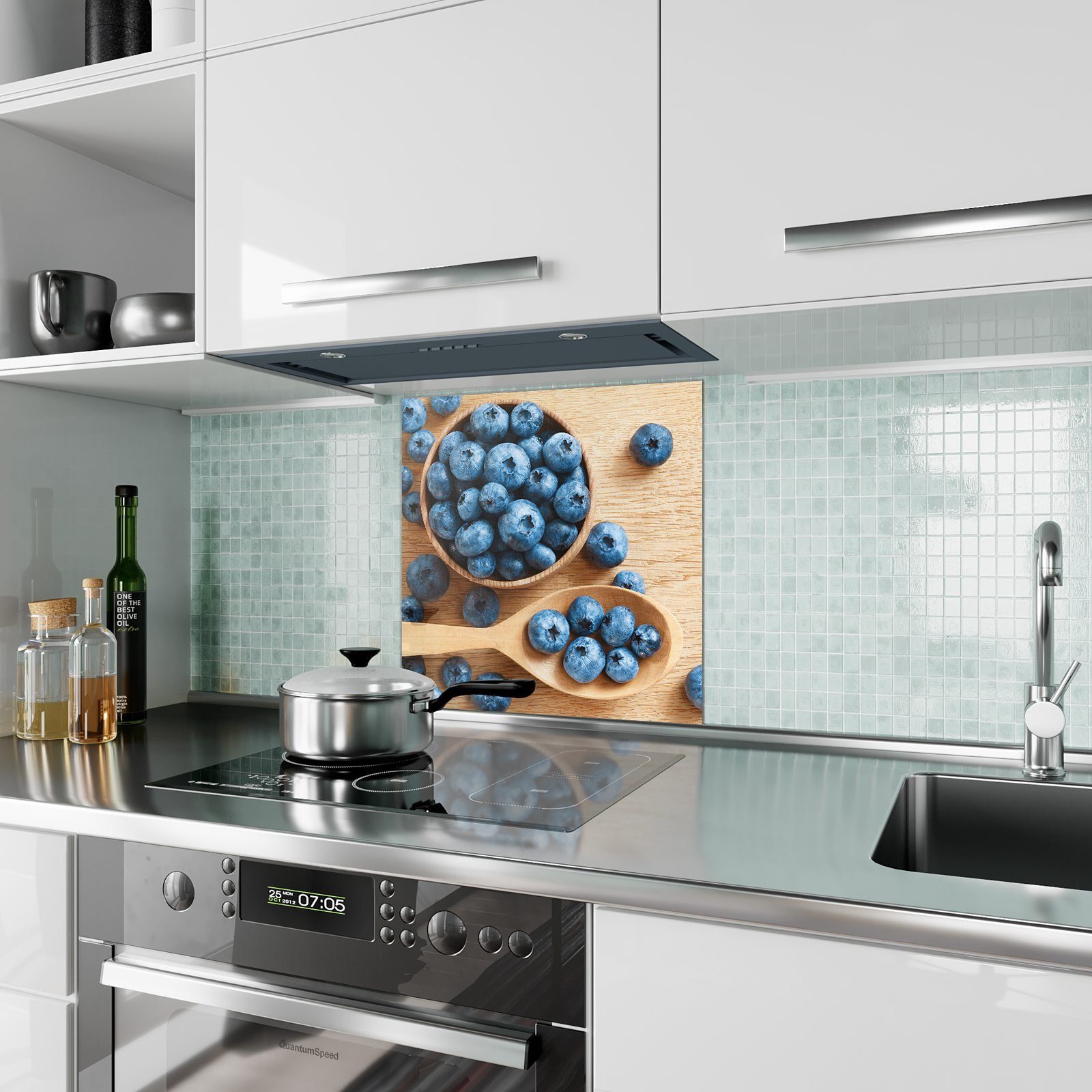 Küchenrückwand mit Küchenrückwand Spritzschutz Primedeco Motiv Heidelbeeren Holzschale in Glas