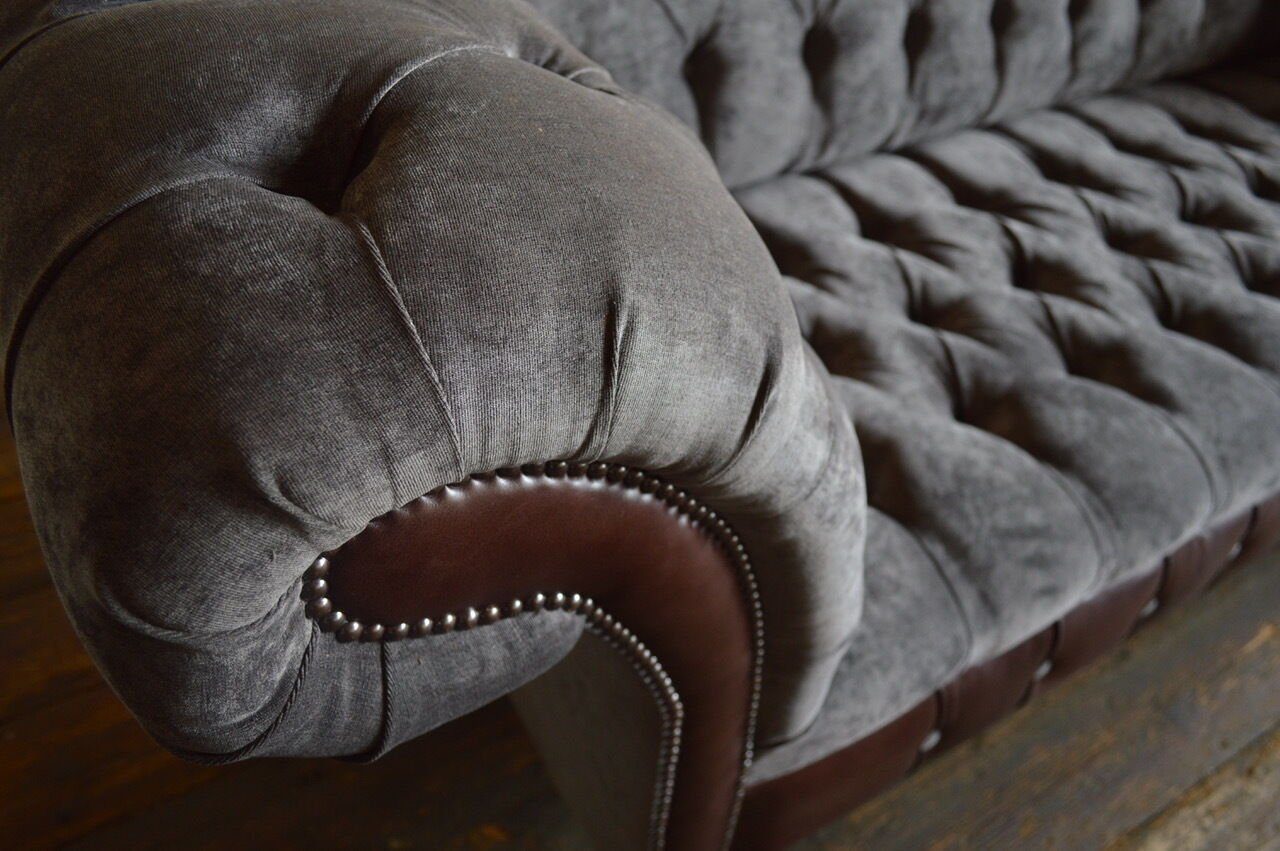 Chesterfield-Sofa Couch Die mit JVmoebel Polster Chesterfield 3 Sitzer Knöpfen. Textil Sitz Rückenlehne Neu, design Sofa