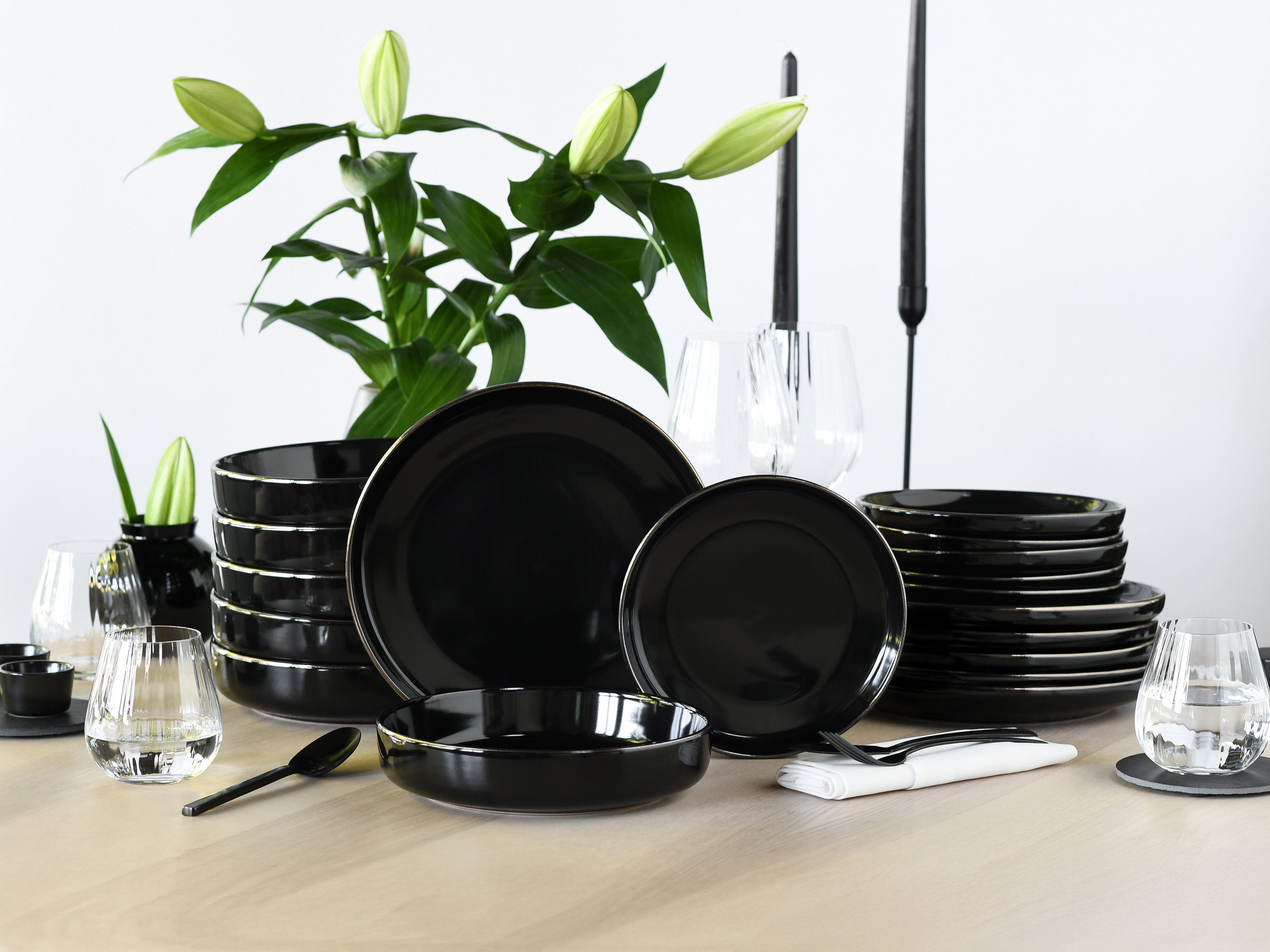 CreaTable Teller-Set Nordic Festive, Service 18-tlg. (18-tlg), 6 Personen, Steinzeug, Teller Set, Minimalistisches Design, Dezente goldene Akzente