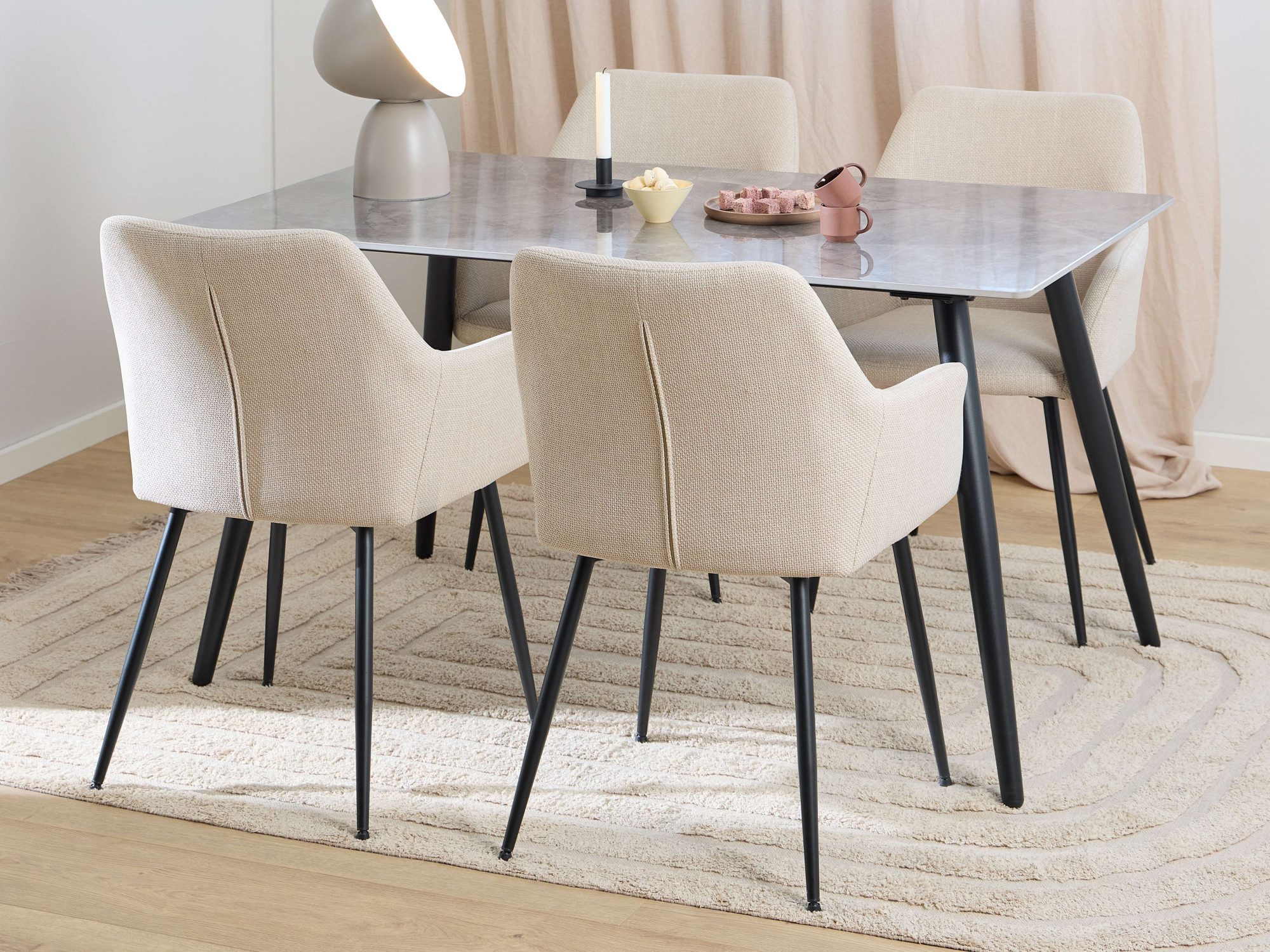ACTONA GROUP Esszimmer-Set Essgruppe, Speisetisch mit Stühlen, für das Esszimmer, Modern, (Komplett-Set, 5-St., 1x Tisch + 4x Stühle), Rechteckiger tisch aus grau keramik Melamin & dunkelgraue Stühle