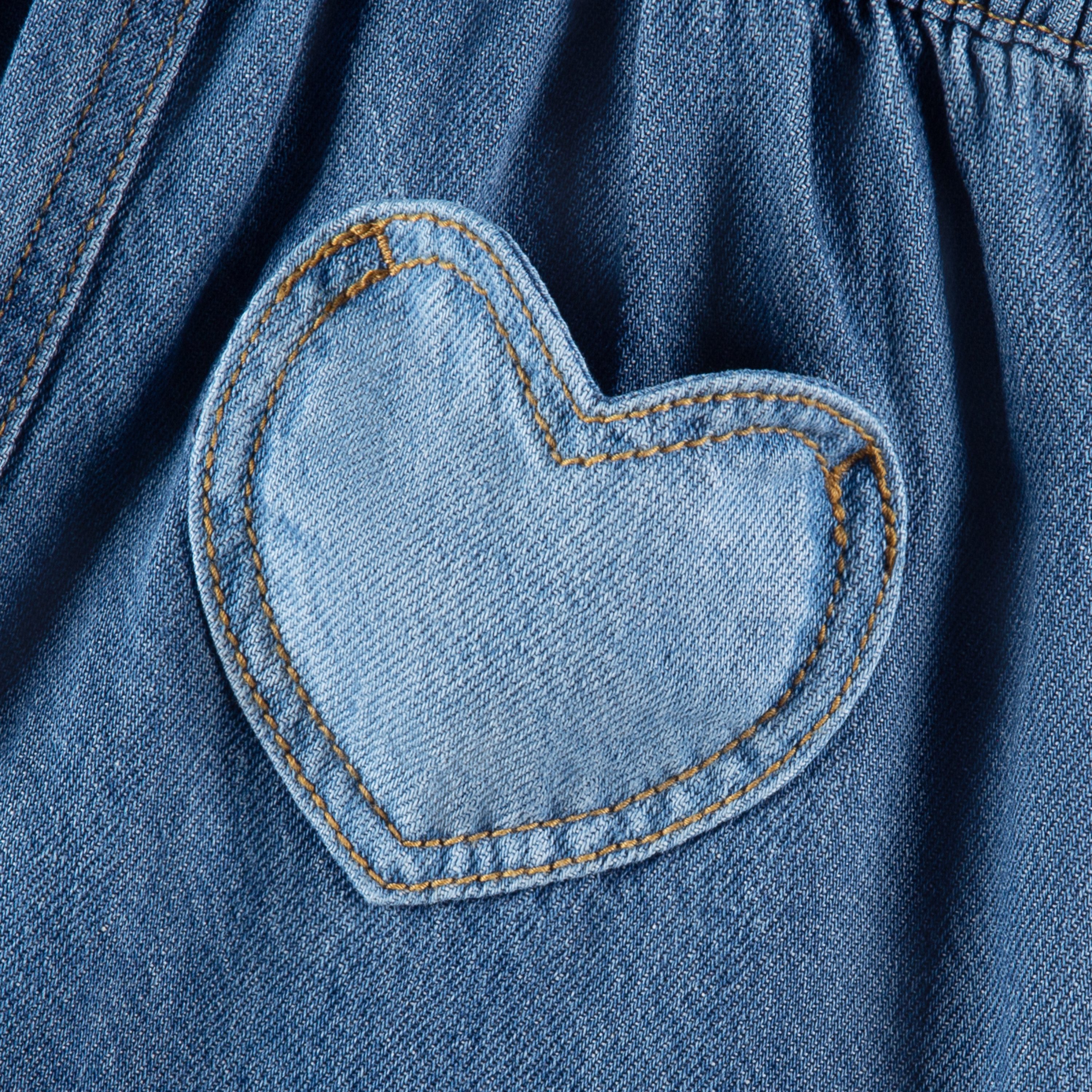 Levi's® Kids Jeanslatzhose LVG OVERALL W HEARTS mit süßen Herztaschen, super bequem – Bild 5 von 5