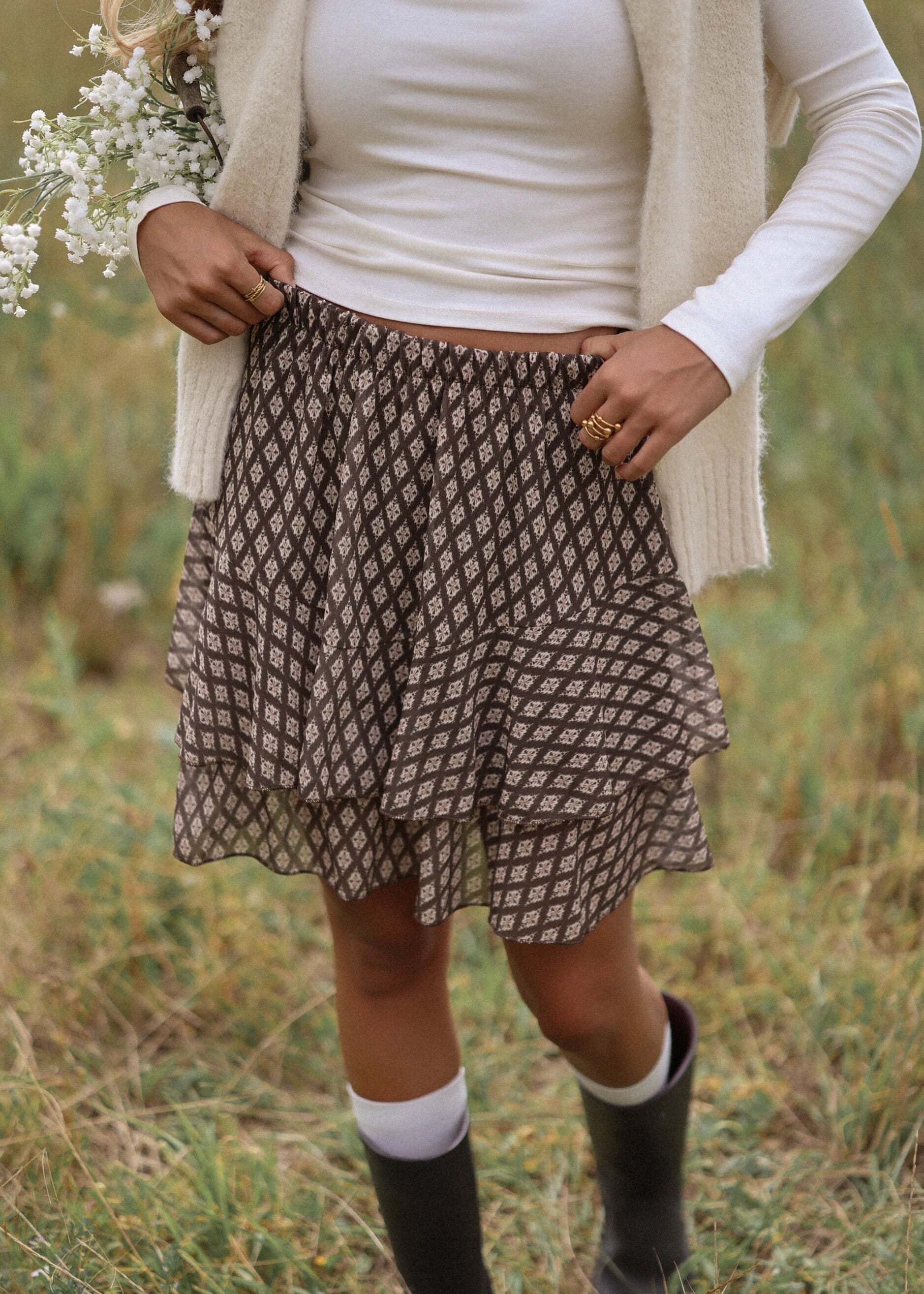 SASSYCLASSY Minirock Kurzer Volant Rock für Damen Elastischer High Waist Stufenrock mit geometrischem Muster Braun