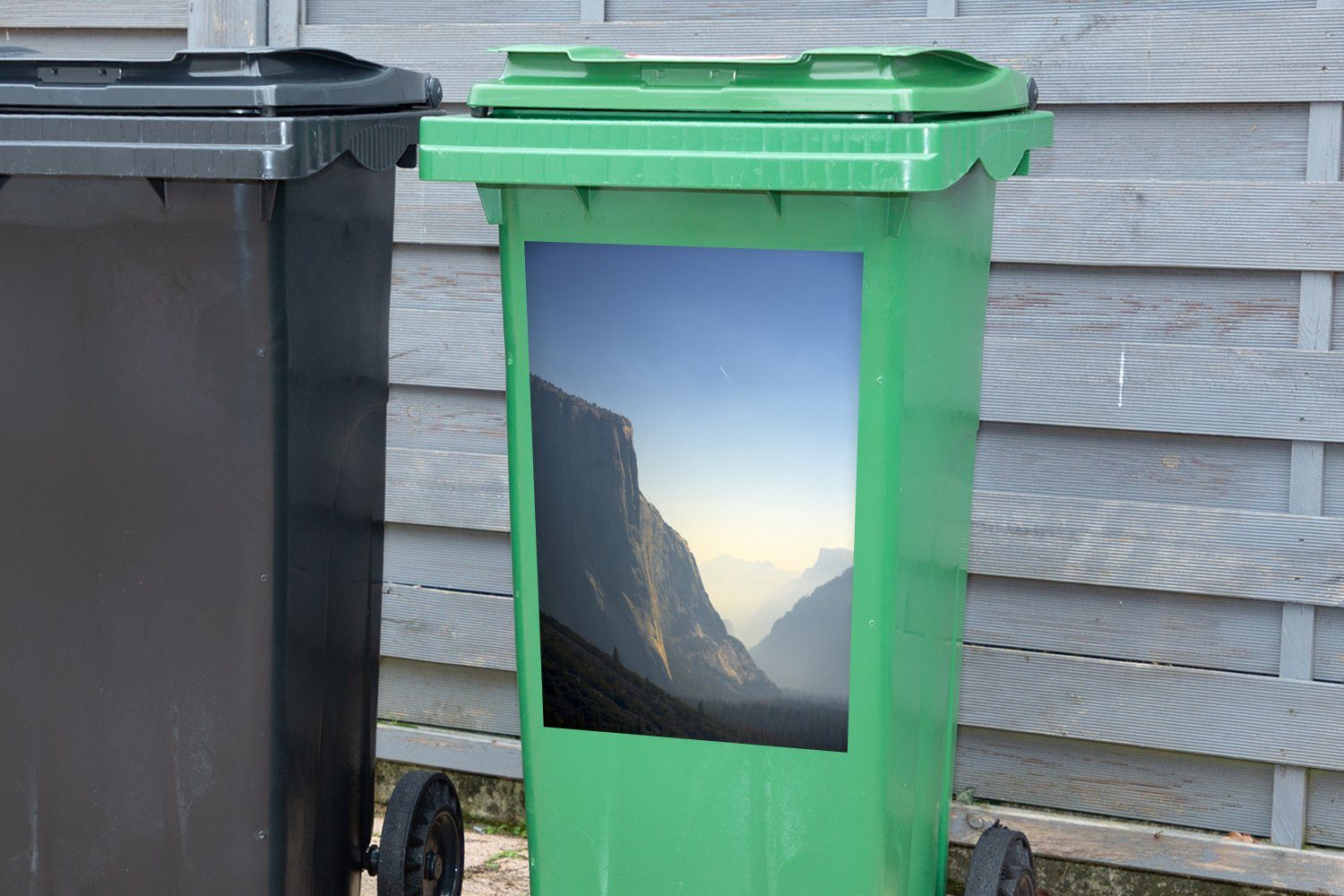 MuchoWow Wandsticker Ein Berg im Mülltonne, Sticker, (1 Mülleimer-aufkleber, St), Yosemite-Nationalpark Container, Abfalbehälter