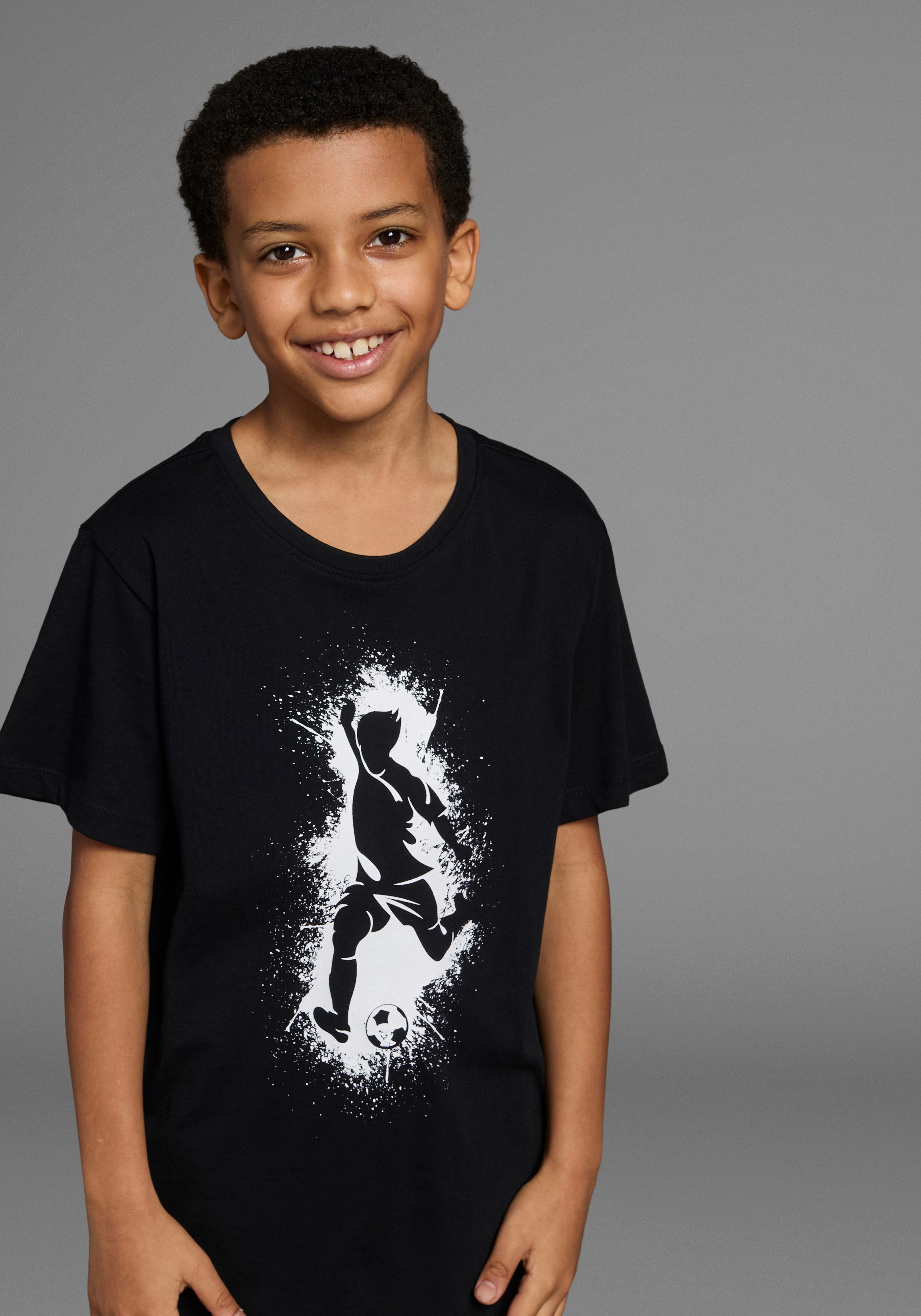 KIDSWORLD T-Shirt Mit lässigem FUSSBALLER - Druck Kurzarm, Basic-Passform, mit stylischem Druck, Rundhalsausschnitt