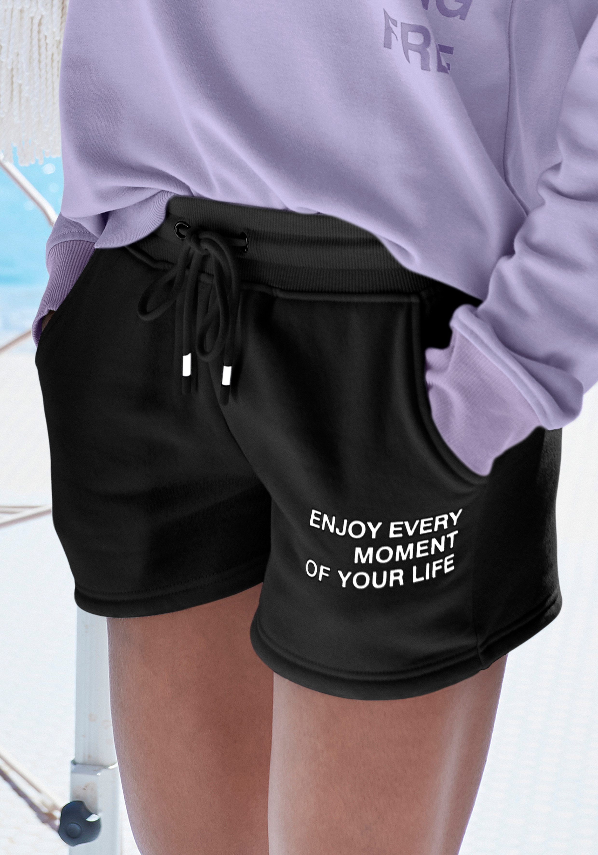 Buffalo Sweatshorts mit Statement Druck, Loungewear