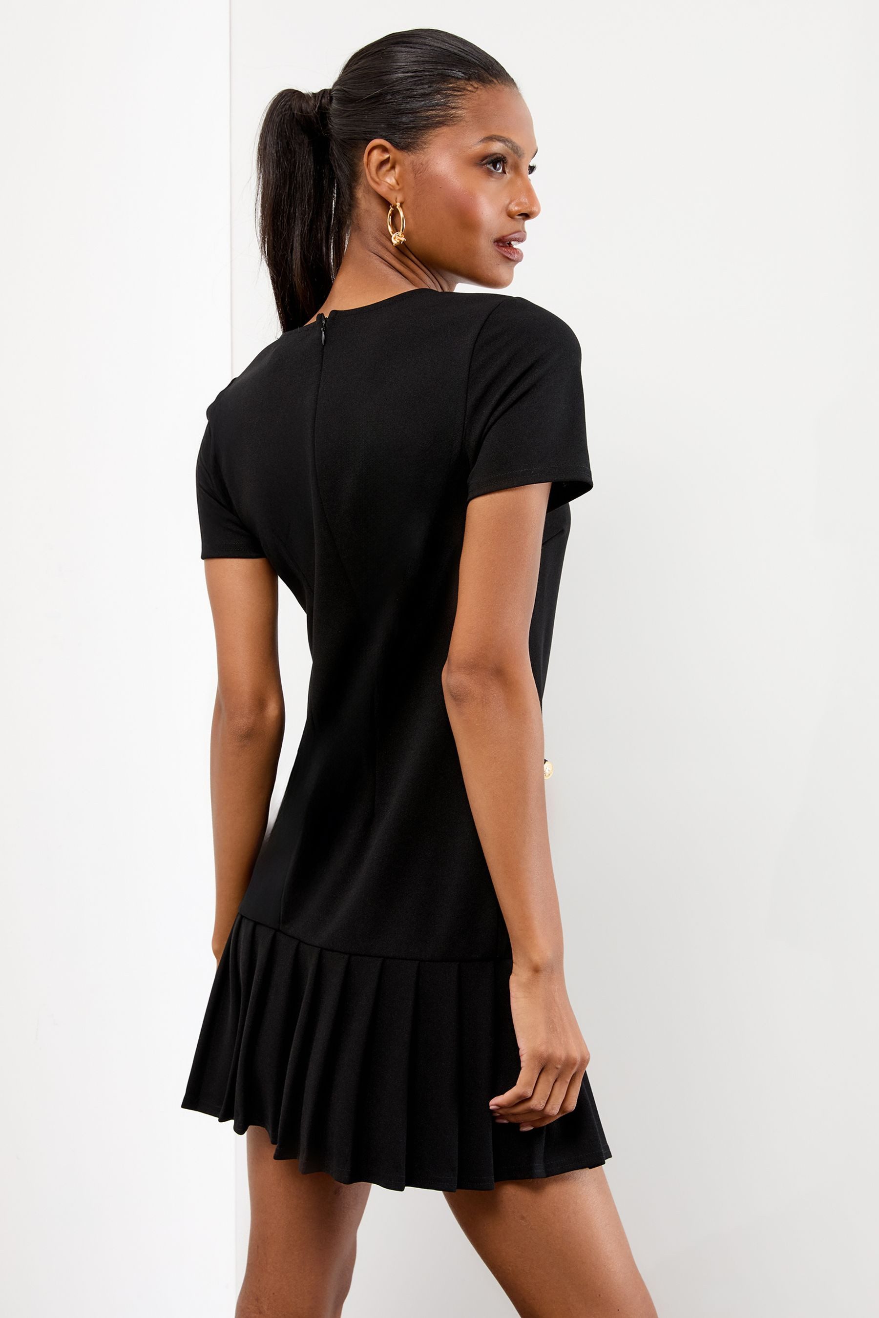 LIPSY Plisseekleid Lipsy Minikleid mit Knöpfen und Plisseesaum (1-tlg)