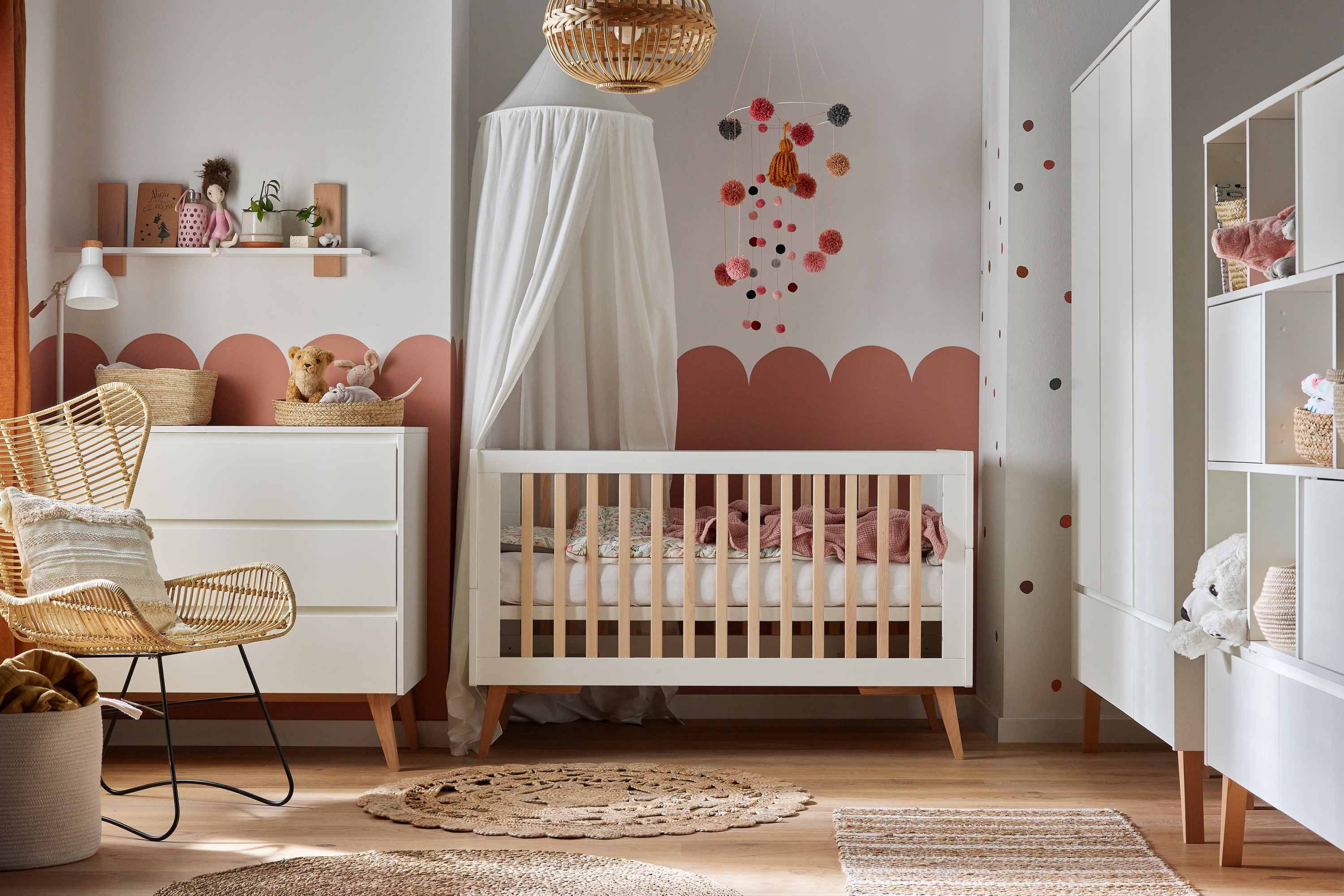 KONSIMO® Kinderkleiderschrank DAMBI Drehtürenschrank, hergestellt in der EU, Soft-Close-Funktion, mit 5 Einlegeböden, mit 2 Schubladen, 3-türig