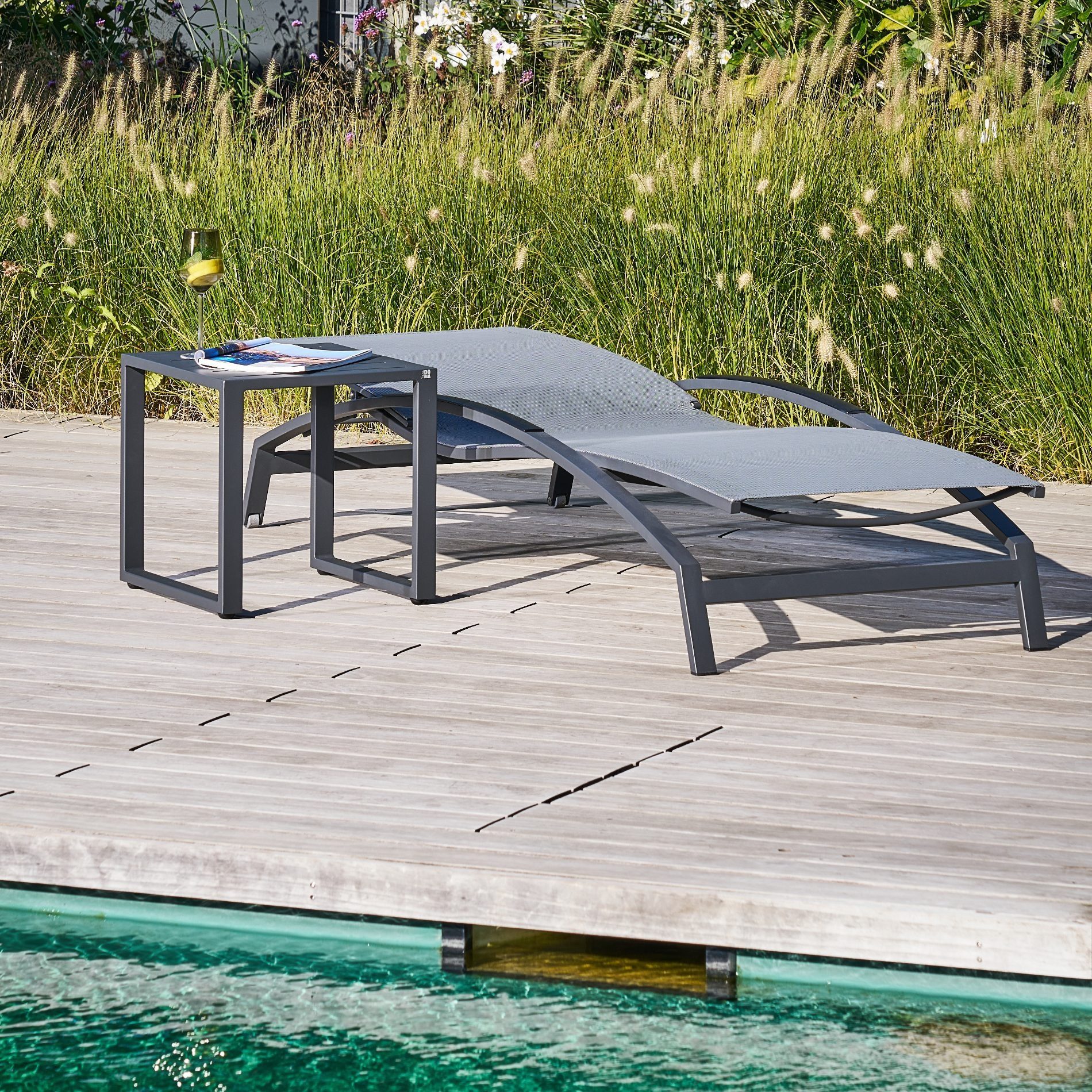 CASA DOMA Gartenliege Mineo, 4-fach verstellbare Sonnenliege, 2 Rollen, Edelstahl anthrazit, Sunproof® Sling, Armlehne Aluminium schwarz