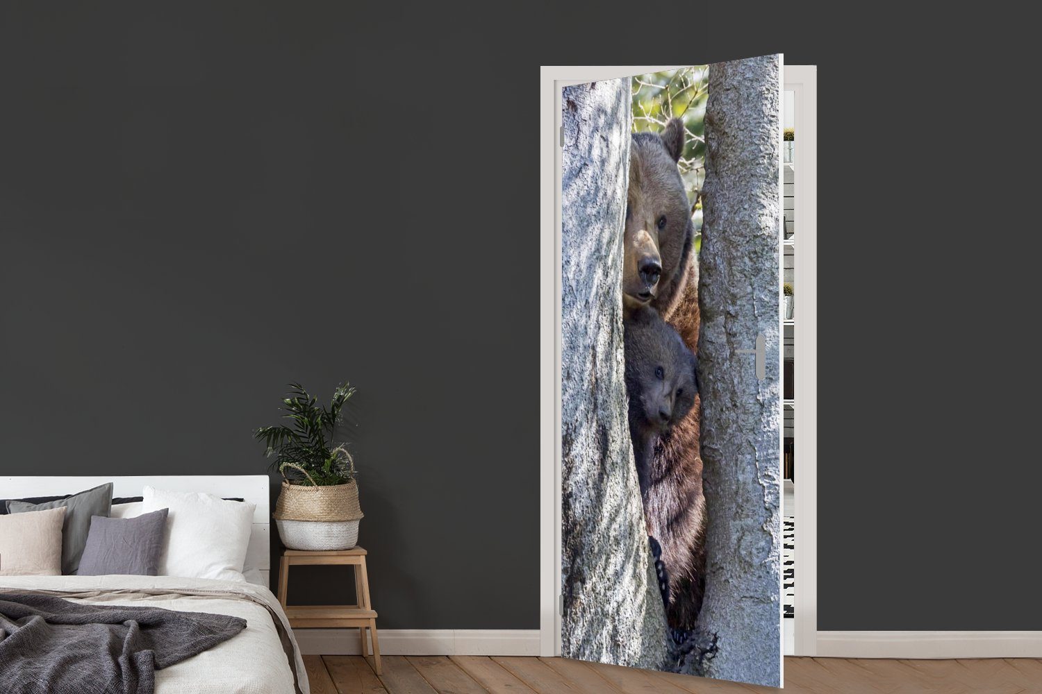 MuchoWow Türtapete Bärenmutter Fototapete bedruckt, Matt, einem Junges ihr und cm (1 an für Tür, Baum, stehen St), 75x205 Türaufkleber