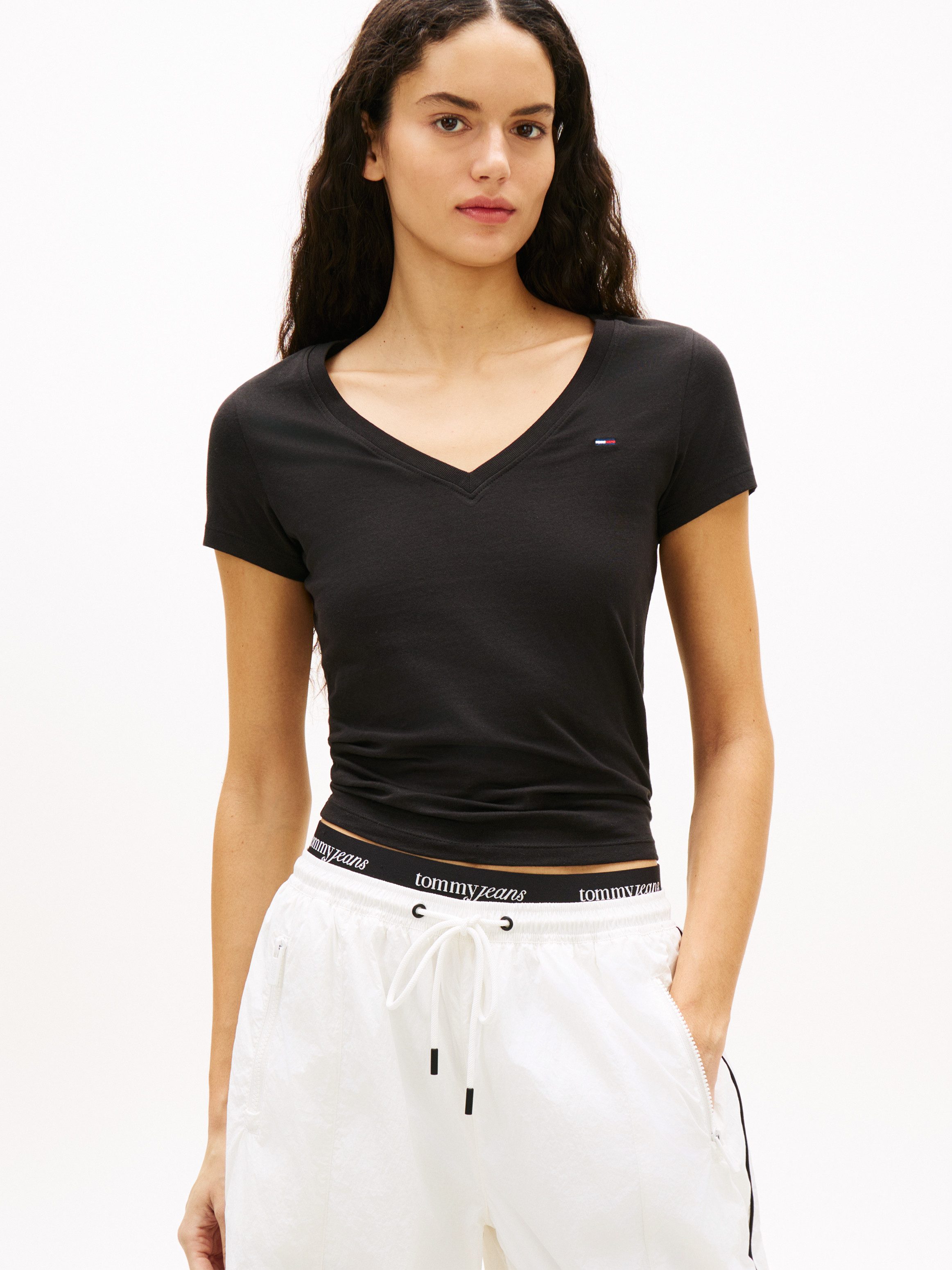 Tommy Jeans Kurzarmshirt TJW SLIM V-NECK TEE mit Logo-Stickerei