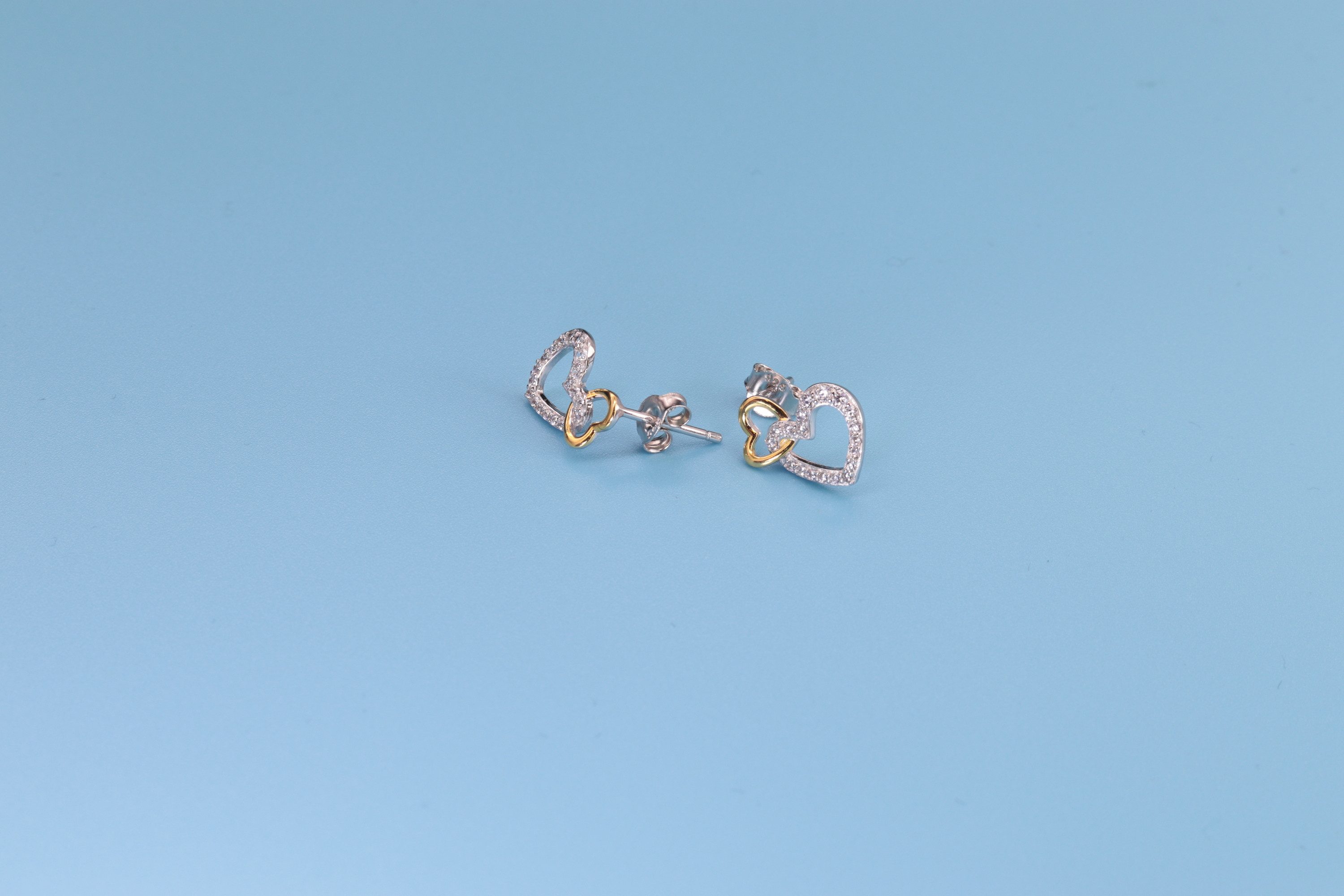 SCHEPPE SCHMUCK Paar Ohrstecker Ohrringe - 925 Sterling Silber - goldenes Herz - je 19 Cubic Zirkonia (2-tlg., incl. Schmuckschachtel), 2,17 x 0,91 x 0,15 cm – Bild 4 von 5