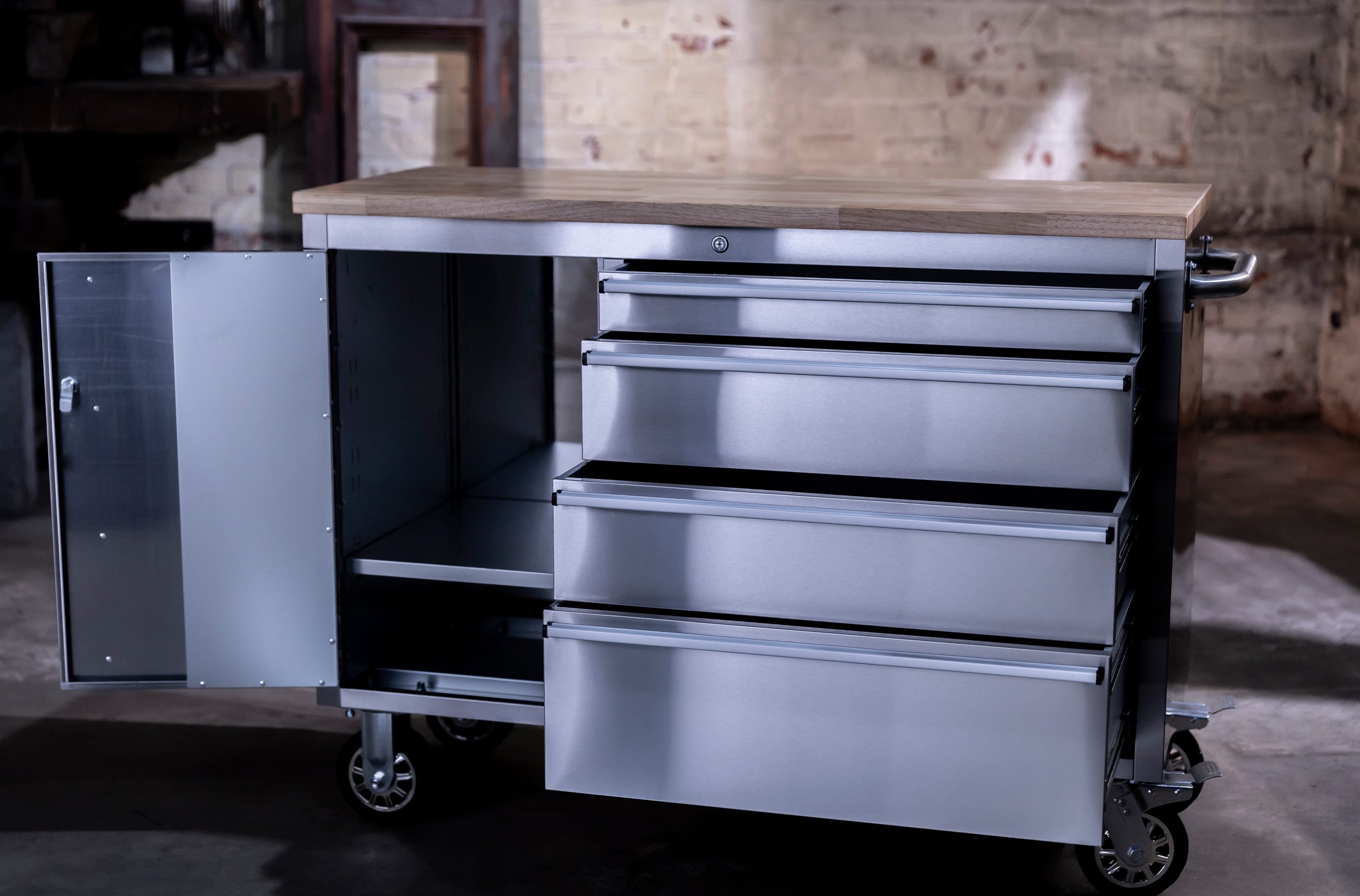 ONDIS24 Werkstattwagen Werkzeugwagen aus Edelstahl mit 1 Tür 4 Schubladen, max. Traglast:300 kg, fahrbar, kugelgelagerten Schubladen, abschließbar, Massivholzplatte