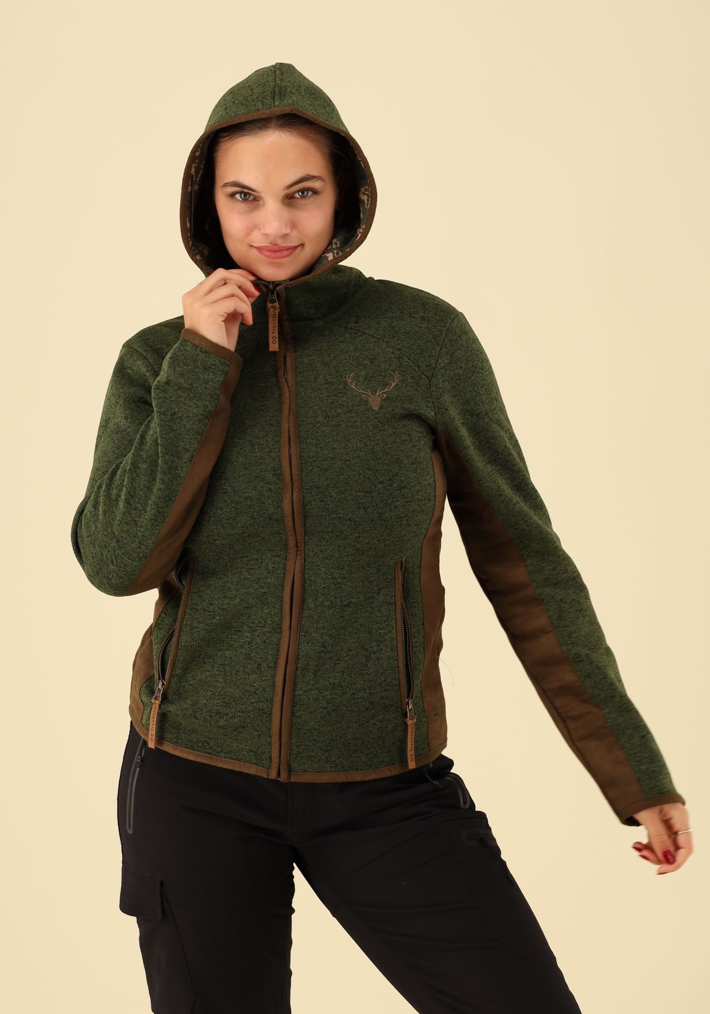 OS Trachten Strickfleecejacke Zumgu Outdoorjacke mit Kapuze mit Kontrastfutter und Hirsch-Stickerei