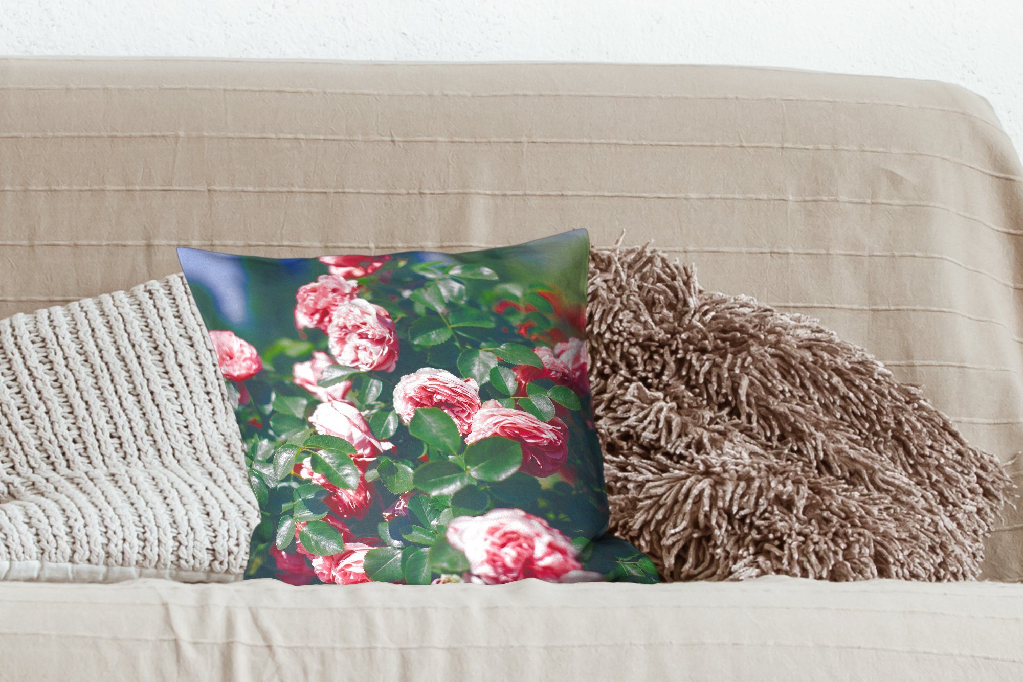 MuchoWow Dekokissen Schöne Füllung Wohzimmer, mit rosa Sommergarten, im Deko, Rose für Zierkissen Schlafzimmer, Sofakissen