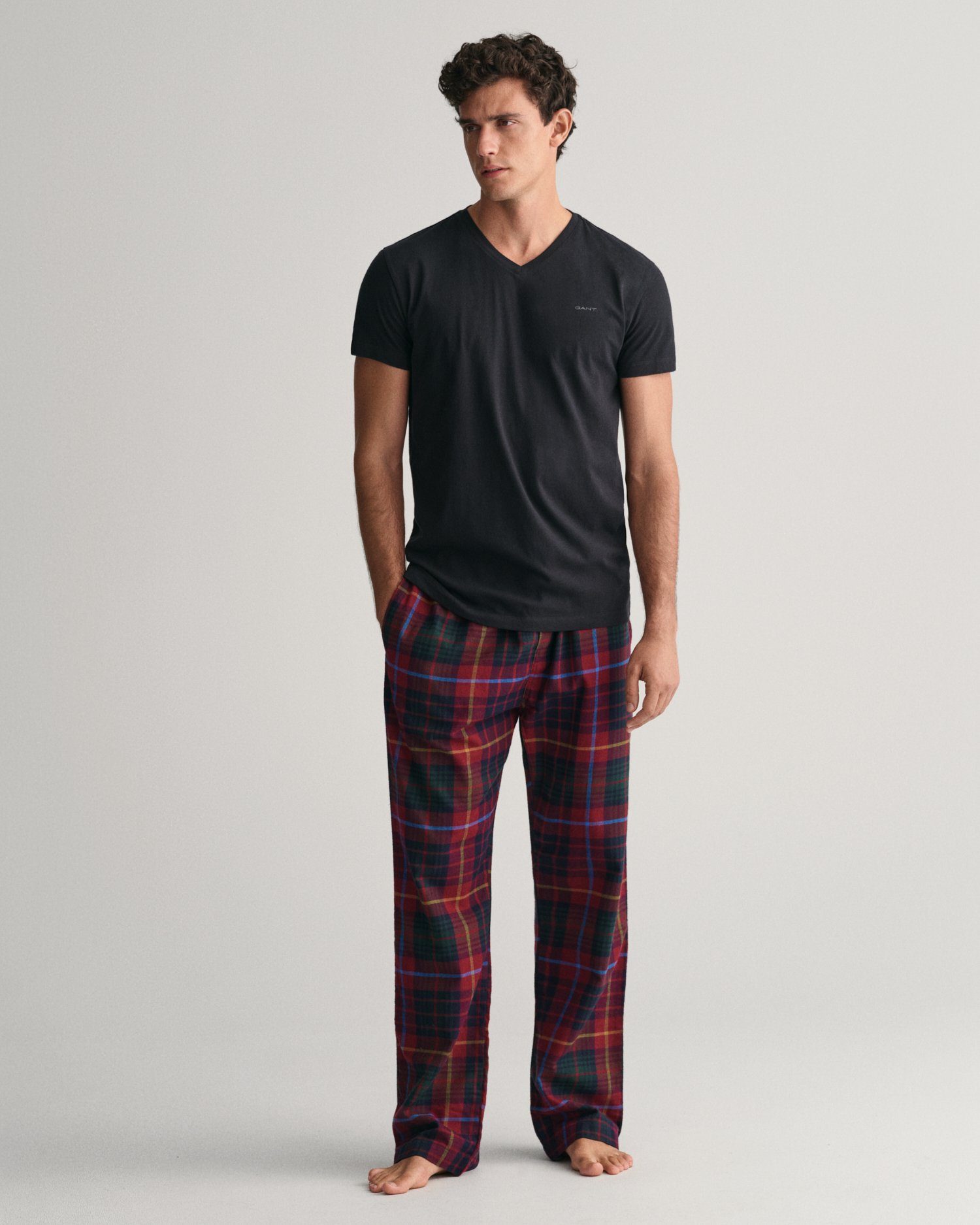 Gant Unterziehshirt V-NECK T-SHIRT 2-PACK (Packung, 2-St., 2er) mit Markenlabel auf der Brust