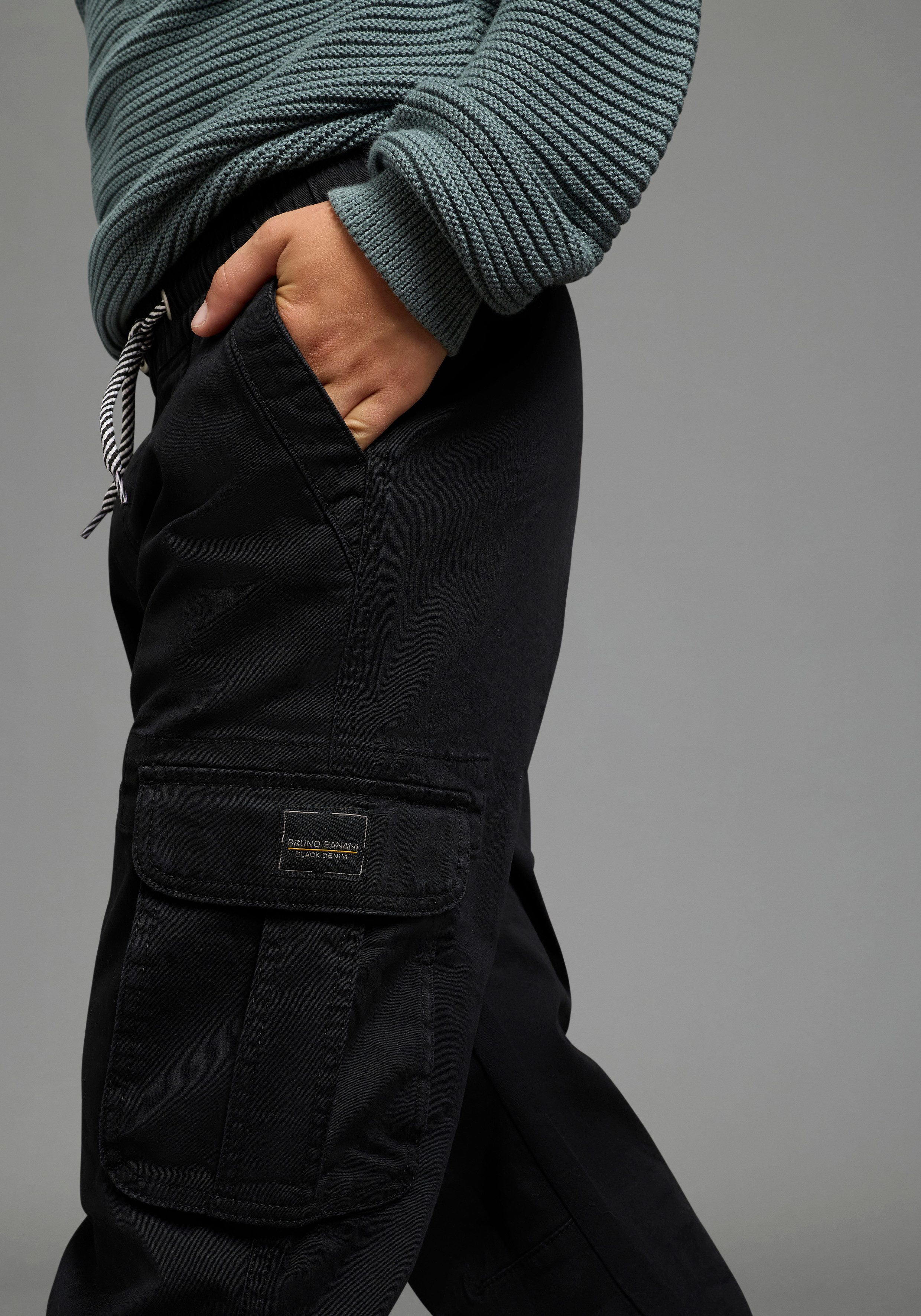 Bruno Banani Cargohose Cargohose mit BRUNO BANANI Badge Cargo-Twillhose, gerade Passform, Basic-Stil, elastische Webware – Bild 3 von 5