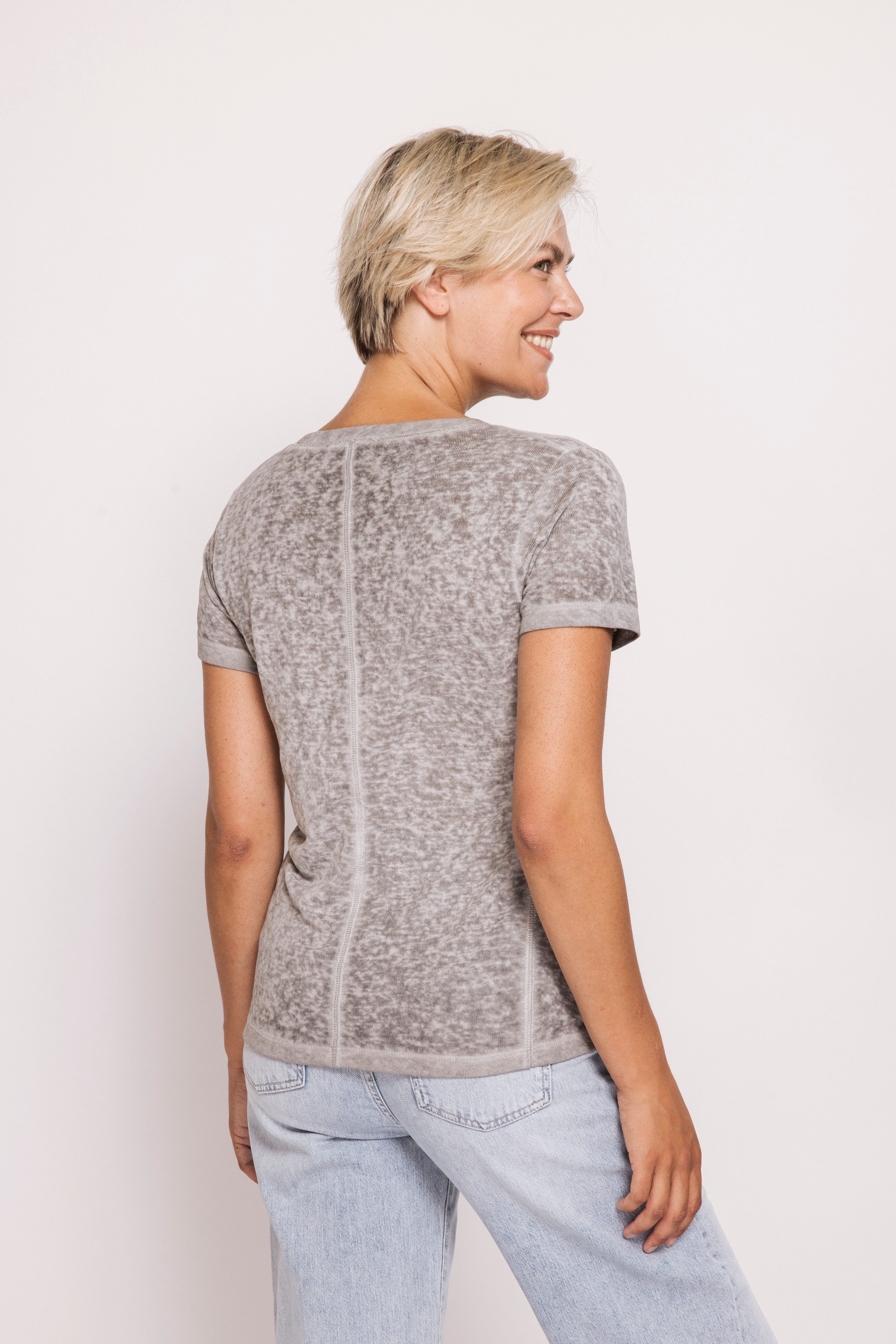 Zhrill T-Shirt ZHSVANA Regular Fit, Kurzarm-Design, mit V-Ausschnitt – Bild 4 von 5