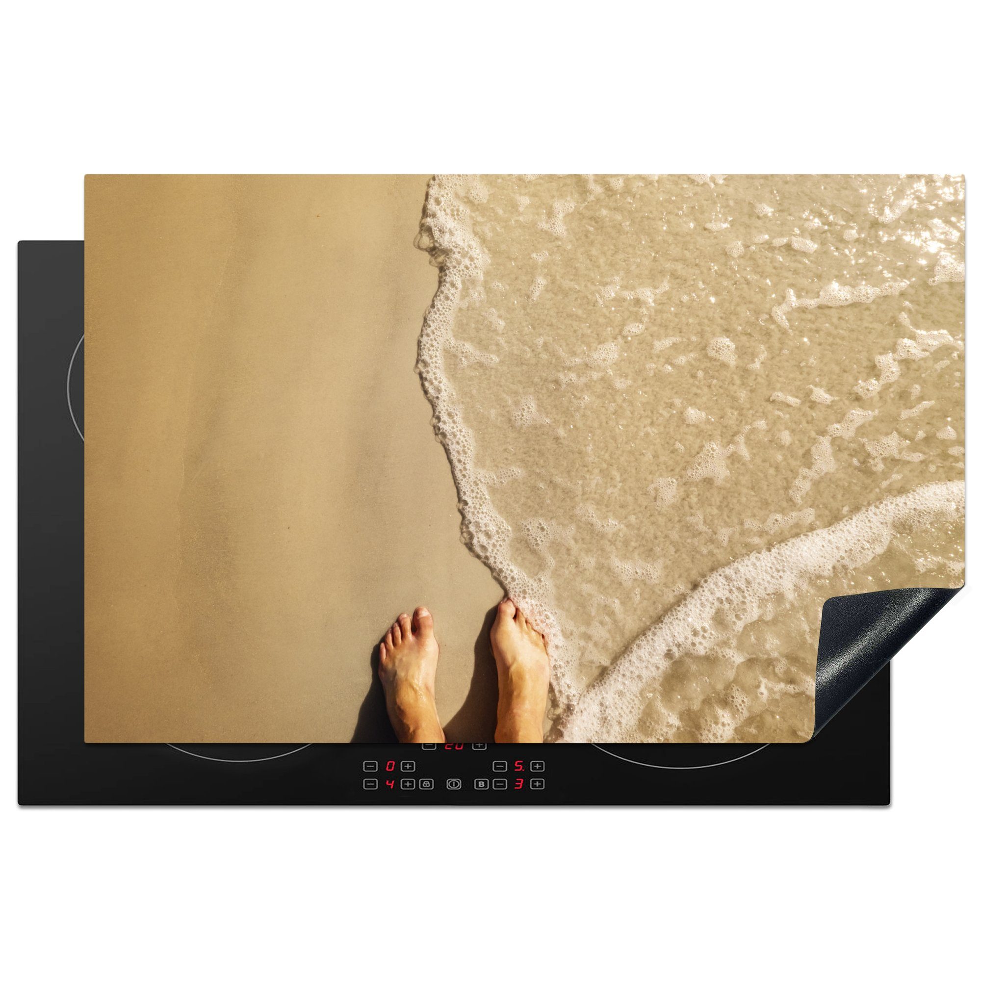 MuchoWow Herdblende-/Abdeckplatte Nackte Füße im Sand am Strand von Fort Myers, Florida, Vinyl, (1 tlg), 81x52 cm, Induktionskochfeld Schutz für die küche, Ceranfeldabdeckung