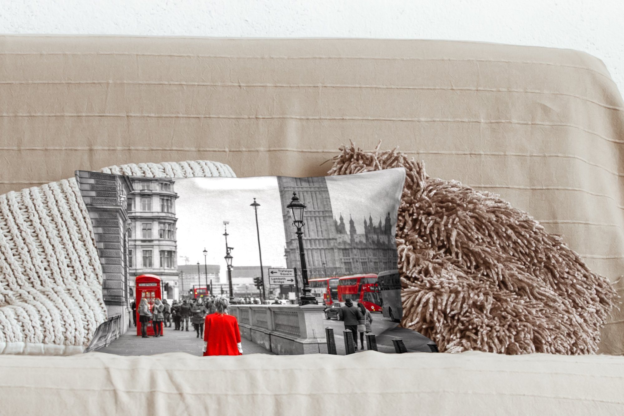 Dekokissen Kleid, MuchoWow roten Wohzimmer Schlafzimmer mit Zierkissen, in Dekoration, Dekokissen Füllung, einem Frau Schwarz-Weiß-Foto einer